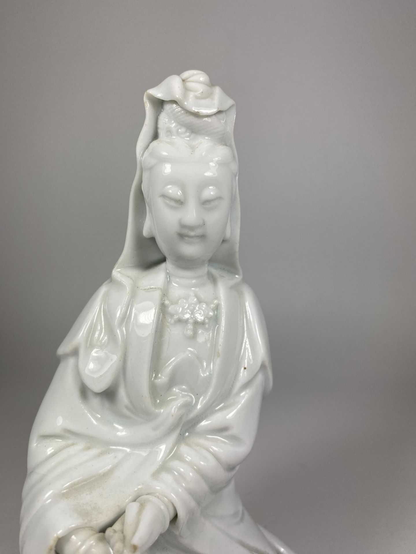 A 19TH CENTURY CHINESE PORCELAIN BLANC DE CHINE FIGURE OF GUANYIN, HEIGHT 19CM (A/F) - Image 2 of 8