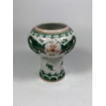 A CHINESE FAMILLE VERTE STEM CUP / VASE WITH DRAGON CHASING FLAMING PEARL DESIGN, SIX CHARACTER MARK