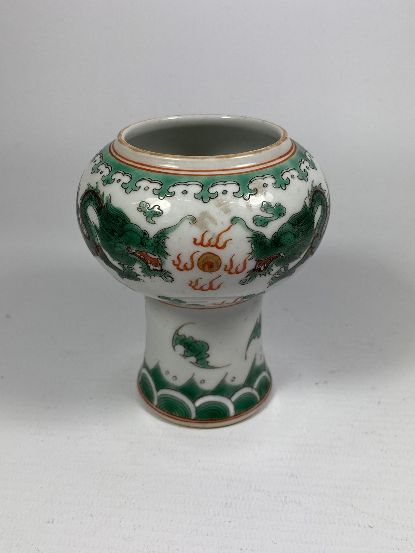 A CHINESE FAMILLE VERTE STEM CUP / VASE WITH DRAGON CHASING FLAMING PEARL DESIGN, SIX CHARACTER MARK