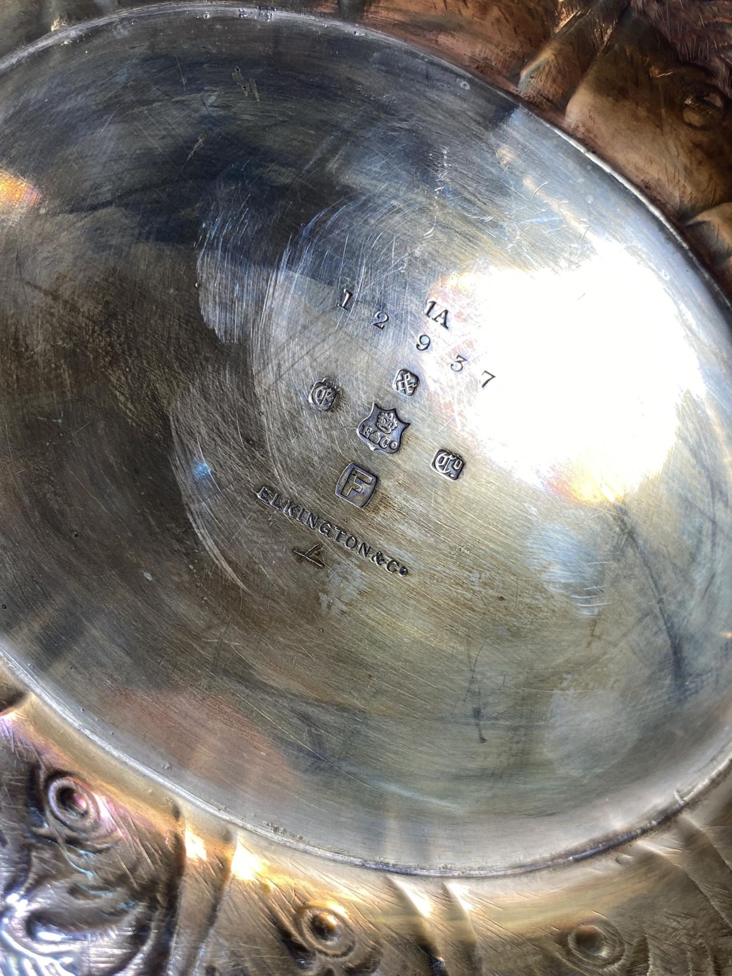 A VICTORIAN, DATED 1868, ELKINGTON & CO SILVER PLATED LION TWIN HANDLED PEDESTAL BOWL, LENGTH 30CM - Image 4 of 5