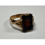 A 14CT YELLOW GOLD HARDSTONE RING, WEIGHT 5.14G