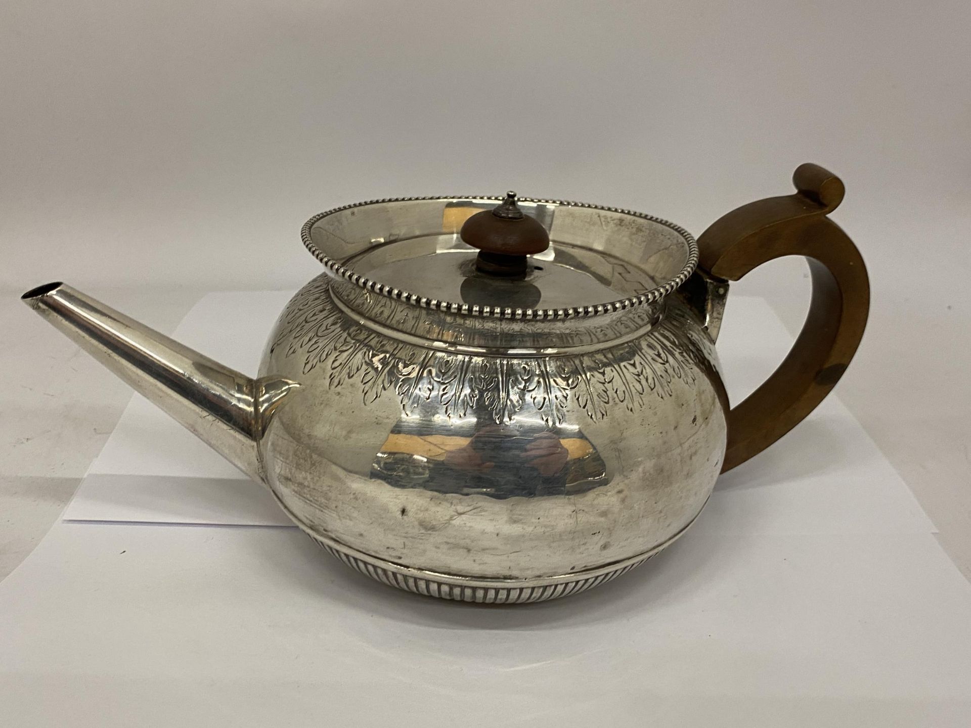 A LONDON HALLMARKED SILVER TEAPOT, WEIGHT 557G - Image 3 of 4