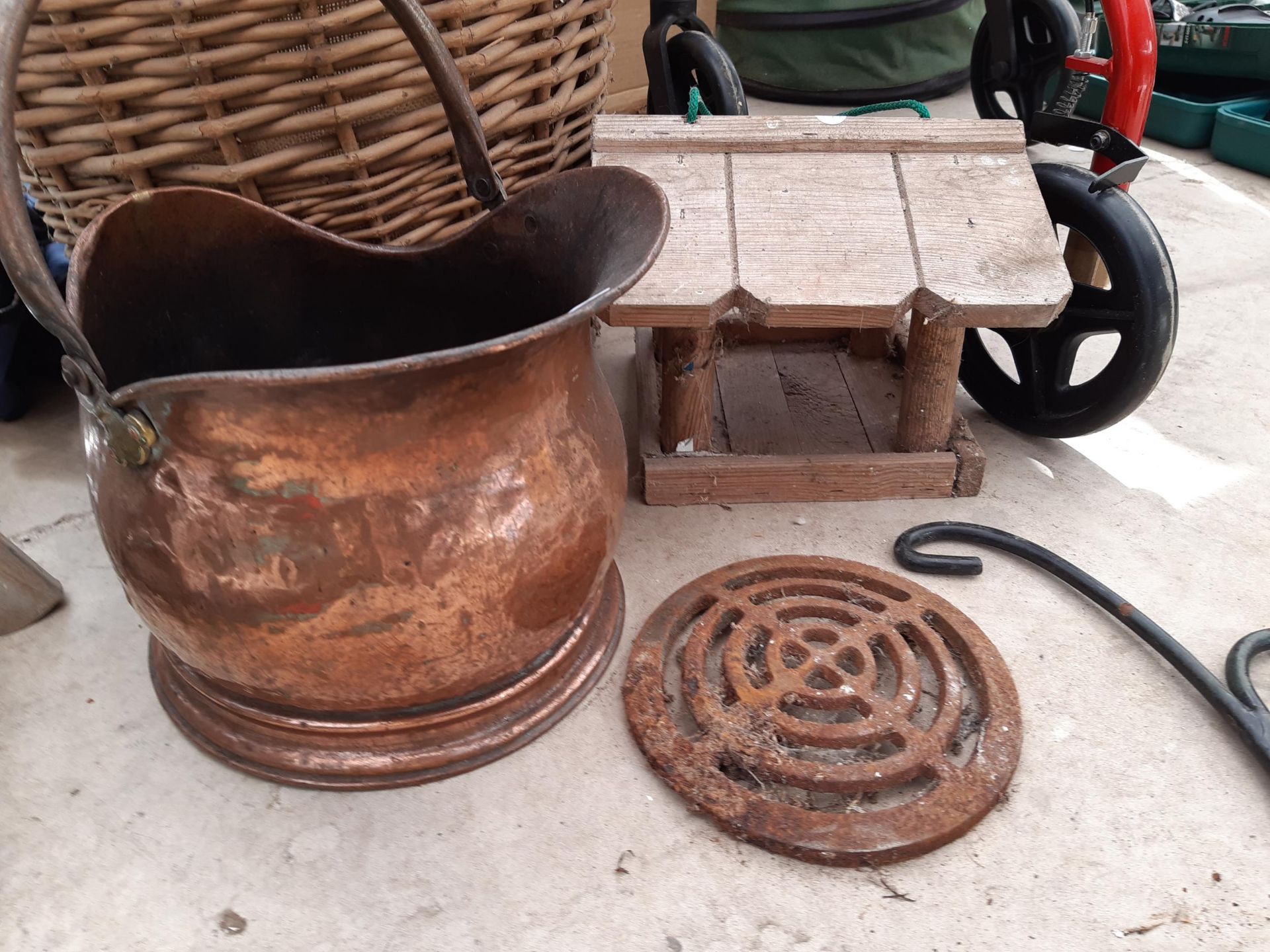 AN ASSORTMENT OF ITEMS TO INCLUDE A WICKER LOG BASKET ANDA COPPER COAL BUCKET ETC - Image 2 of 3