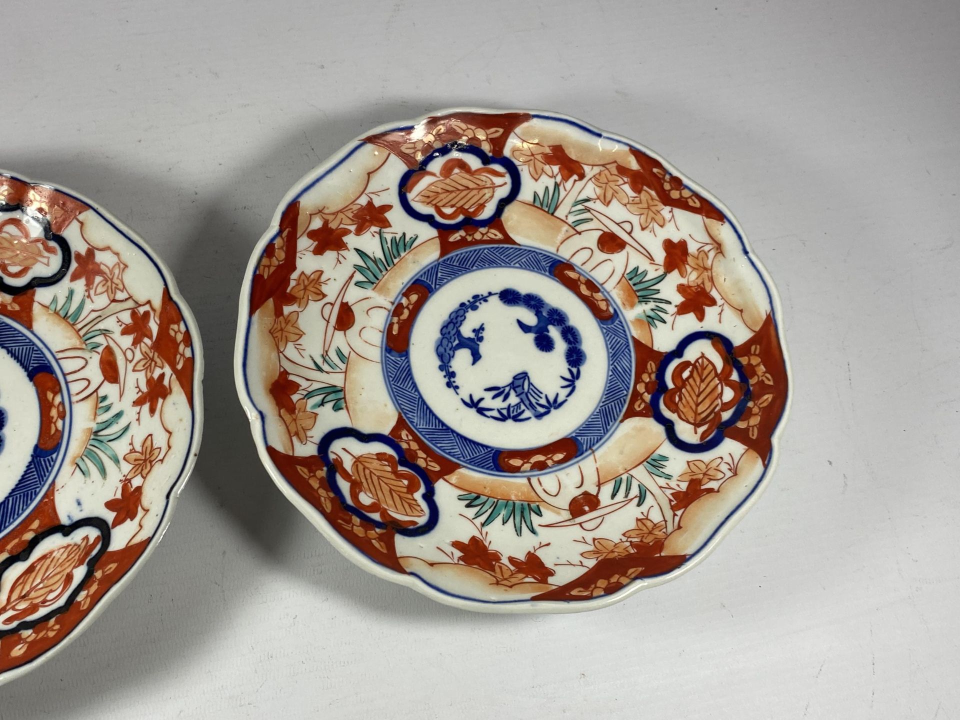 A PAIR OF JAPANESE MEIJI PERIOD (1868-1912) IMARI PLATES, DIAMETER 21CM - Image 3 of 4