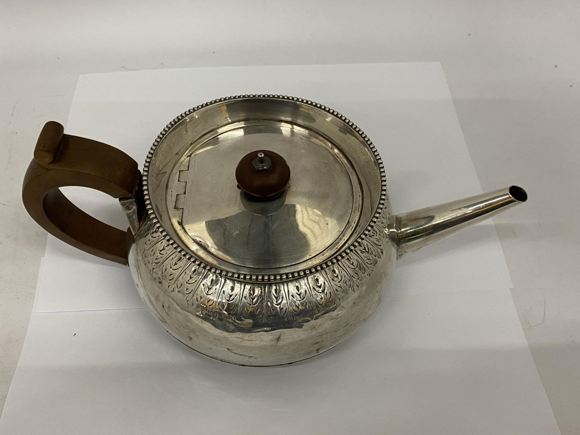 A LONDON HALLMARKED SILVER TEAPOT, WEIGHT 557G - Image 2 of 4