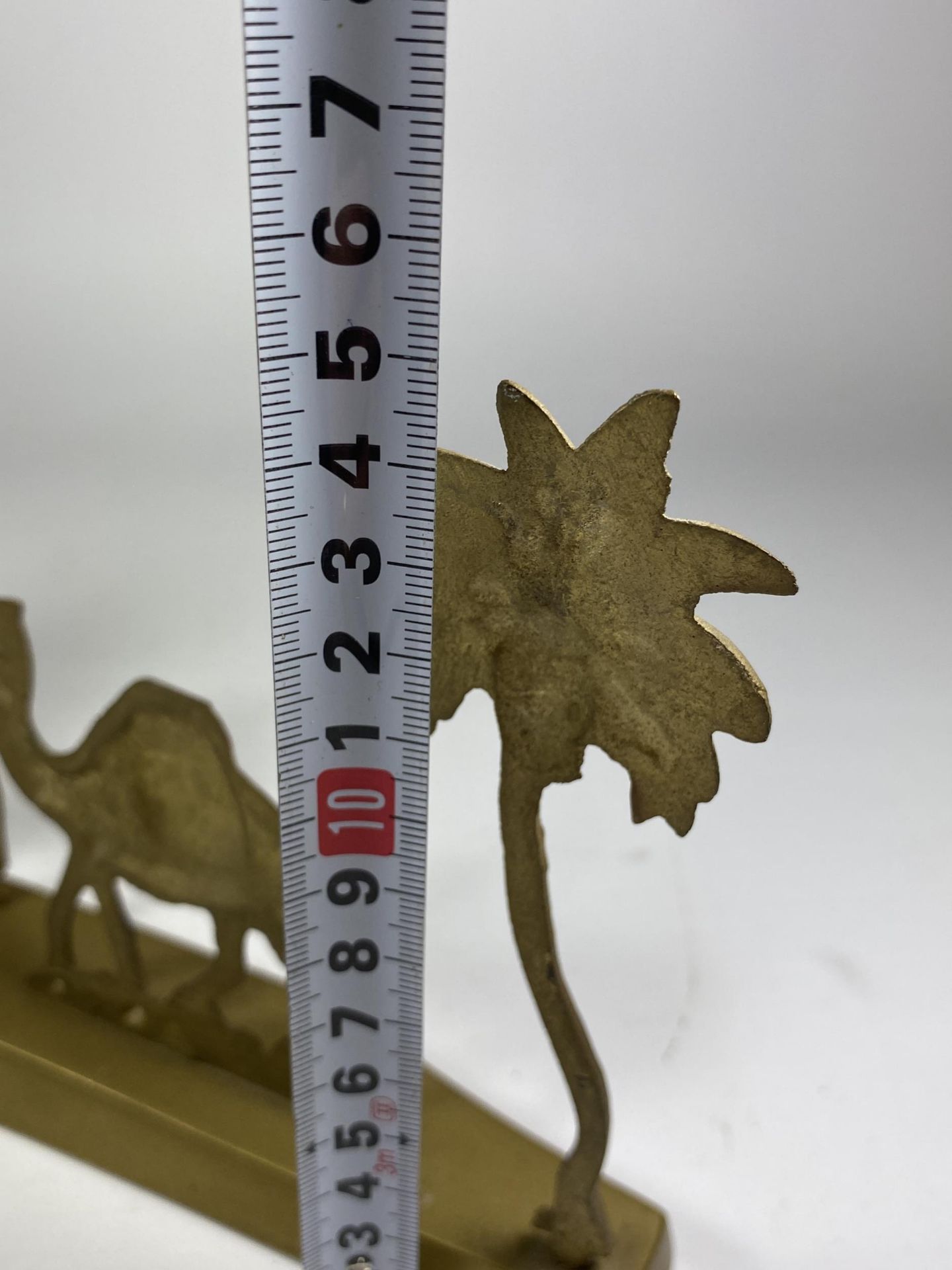 A VINTAGE EGYPTIAN BRASS CAMEL FIGURE GROUP, HEIGHT 15CM - Image 3 of 3