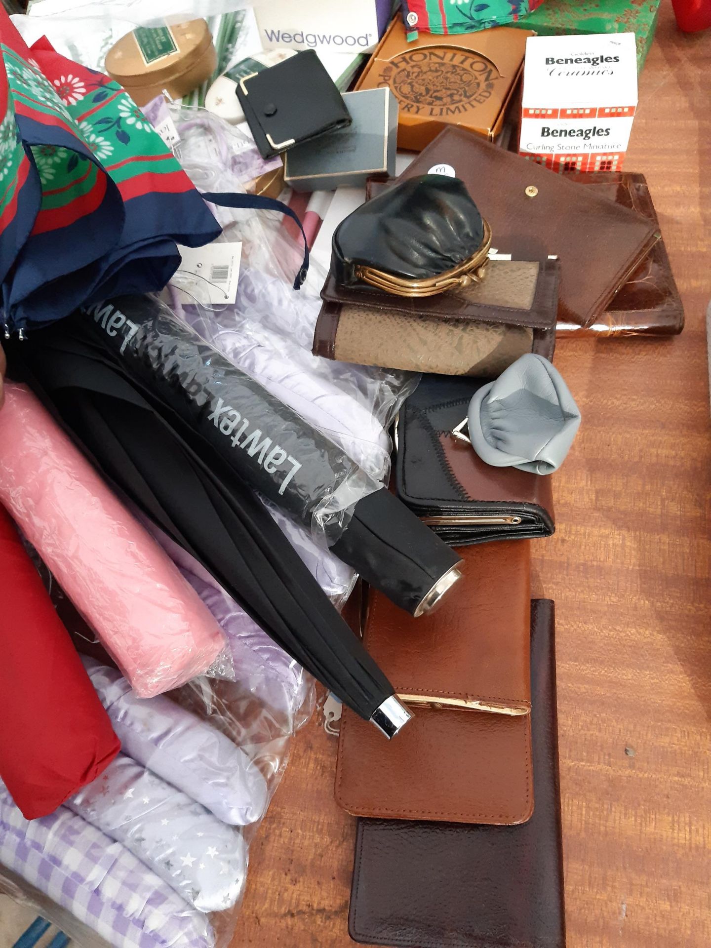 AN ASSORTMENT OF ITEMS TO INCLUDE COAT HANGERS, UMBRELLAS AND PURSES ETC - Image 4 of 5