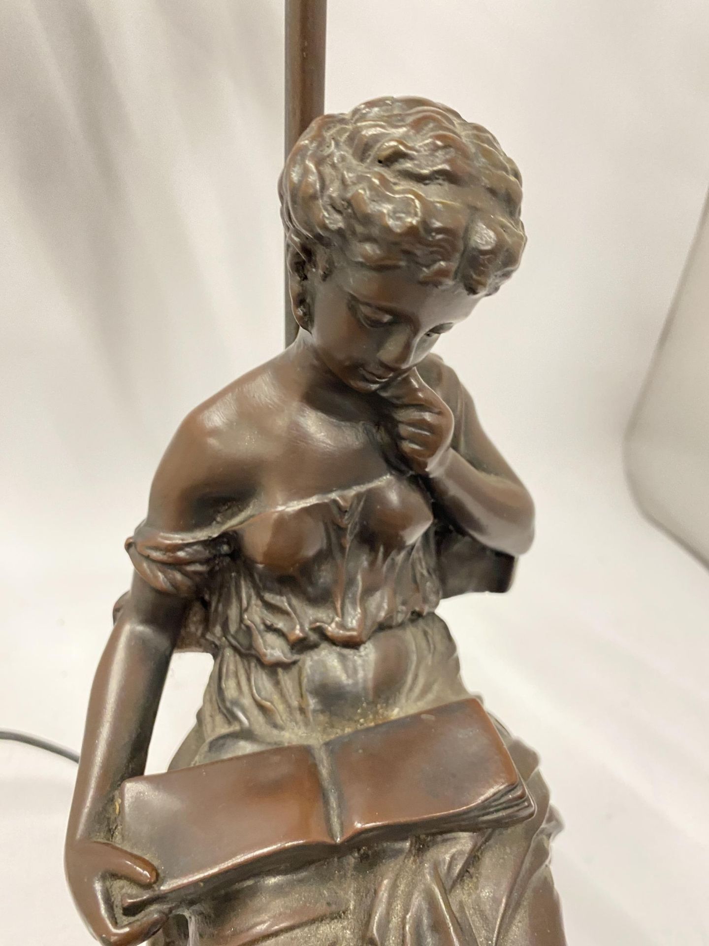 AN ART NOUVEAU SPELTER FIGURAL TABLE LAMP, HEIGHT 60CM - Image 3 of 3