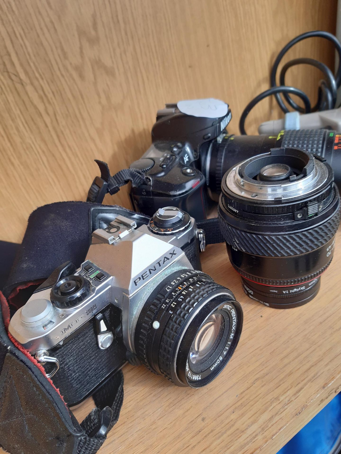 AN ASSORTMENT OF CAMERA EQUIPMENT TO INCLUDE A PENTAX CAMERA AND A BELL AND HOWELL LENS ETC - Image 2 of 3