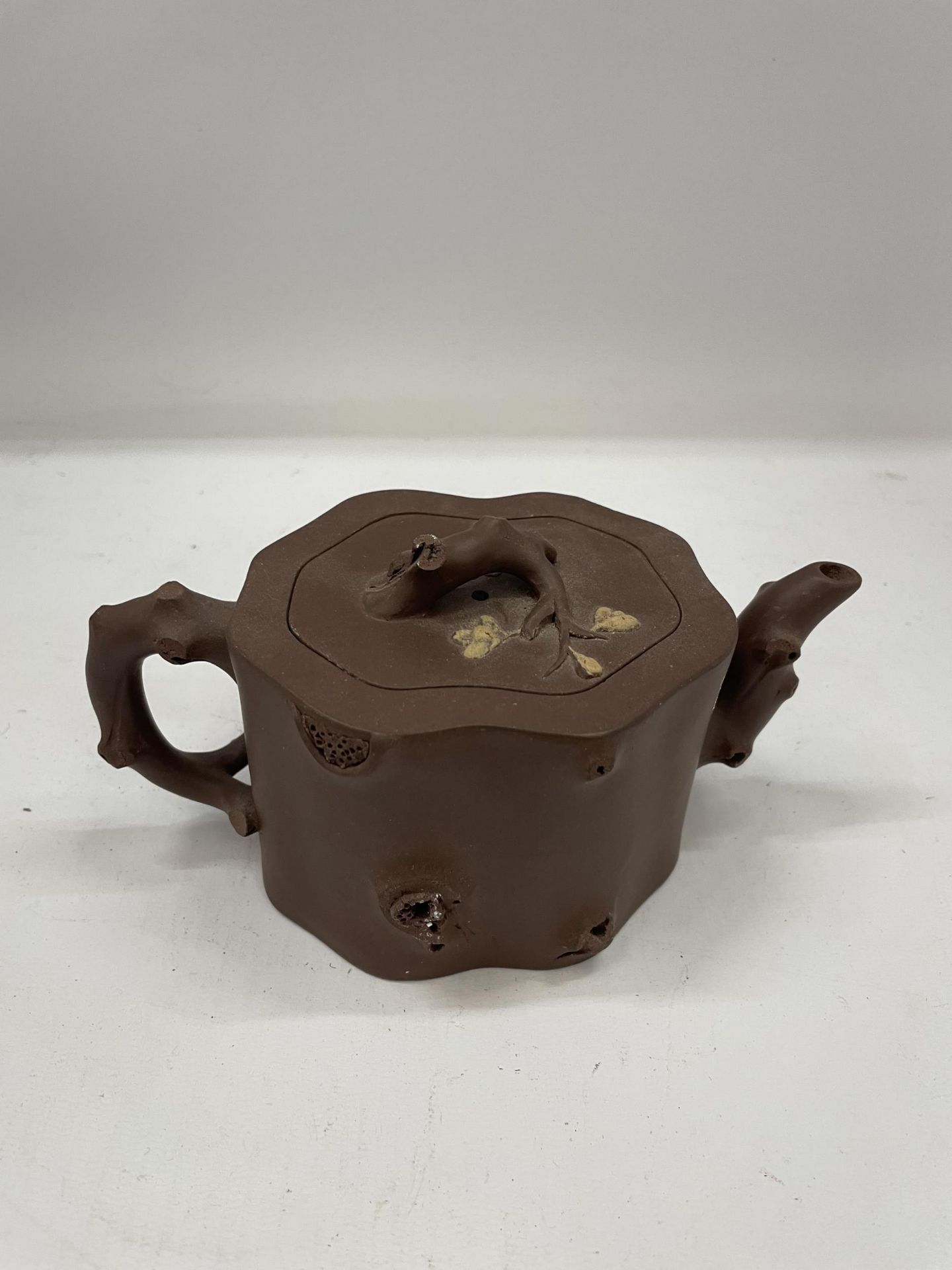 A CHINESE YIXING STYLE CLAY TEAPOT WITH FLORAL DESIGN - Bild 2 aus 4