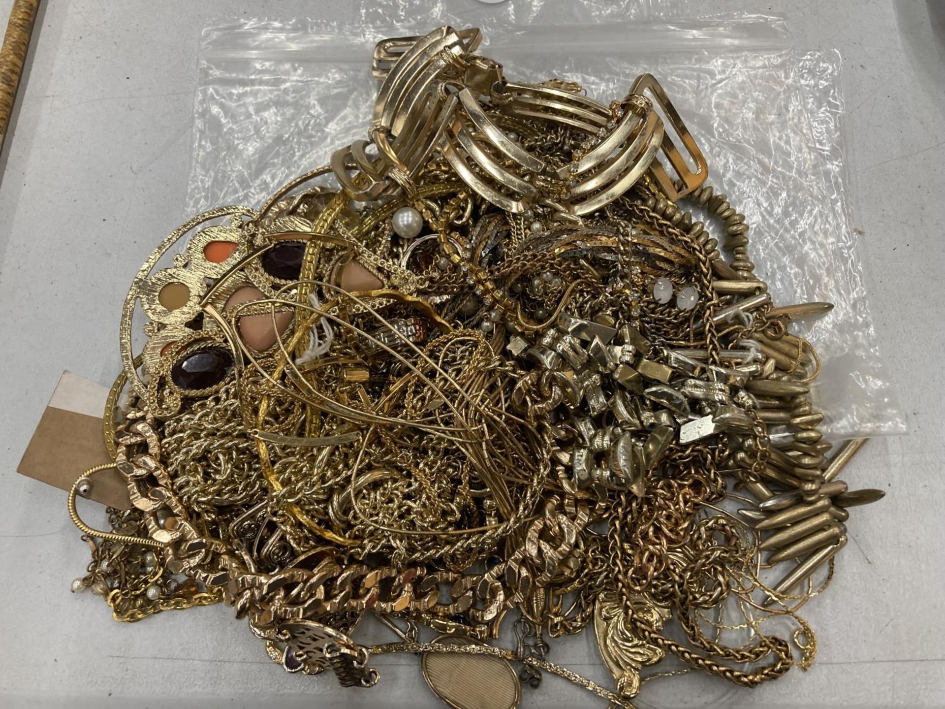 A QUANTITY OF YELLOW METAL COSTUME JEWELLERY TO INCLUDE NECKLACES, BRACELETS, ETC