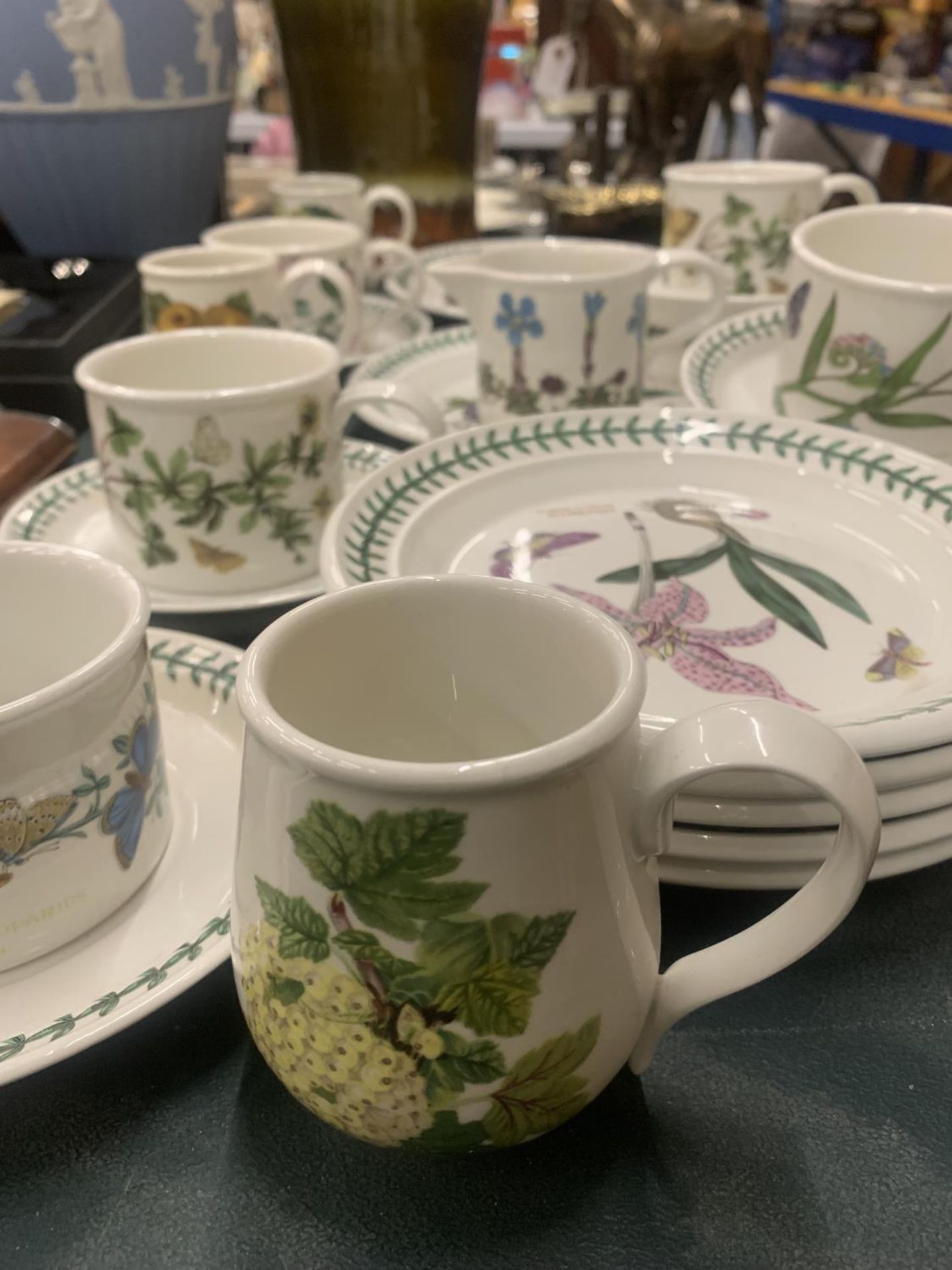 A LARGE QUANTITY OF PORTMEIRION 'BOTANIC GARDEN' AND 'POMONA' DINNERWARE TO INCLUDE PLATES, CUPS, - Image 2 of 6