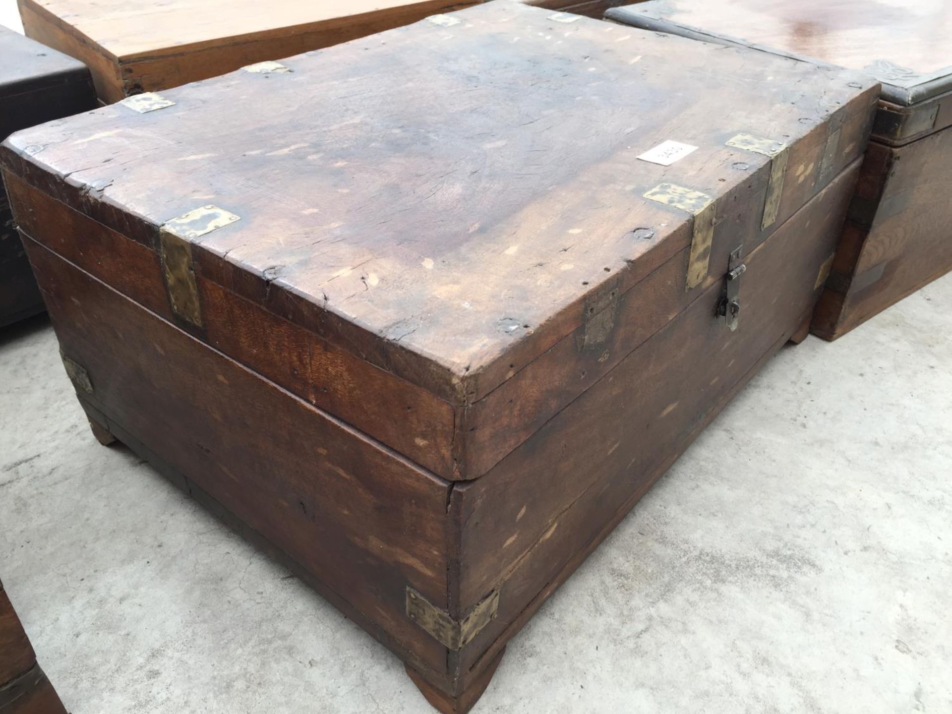 AN INDIAN HARDWOOD BOX WITH BRASS CLASP + DECORATION, 19" WIDE - Image 2 of 3