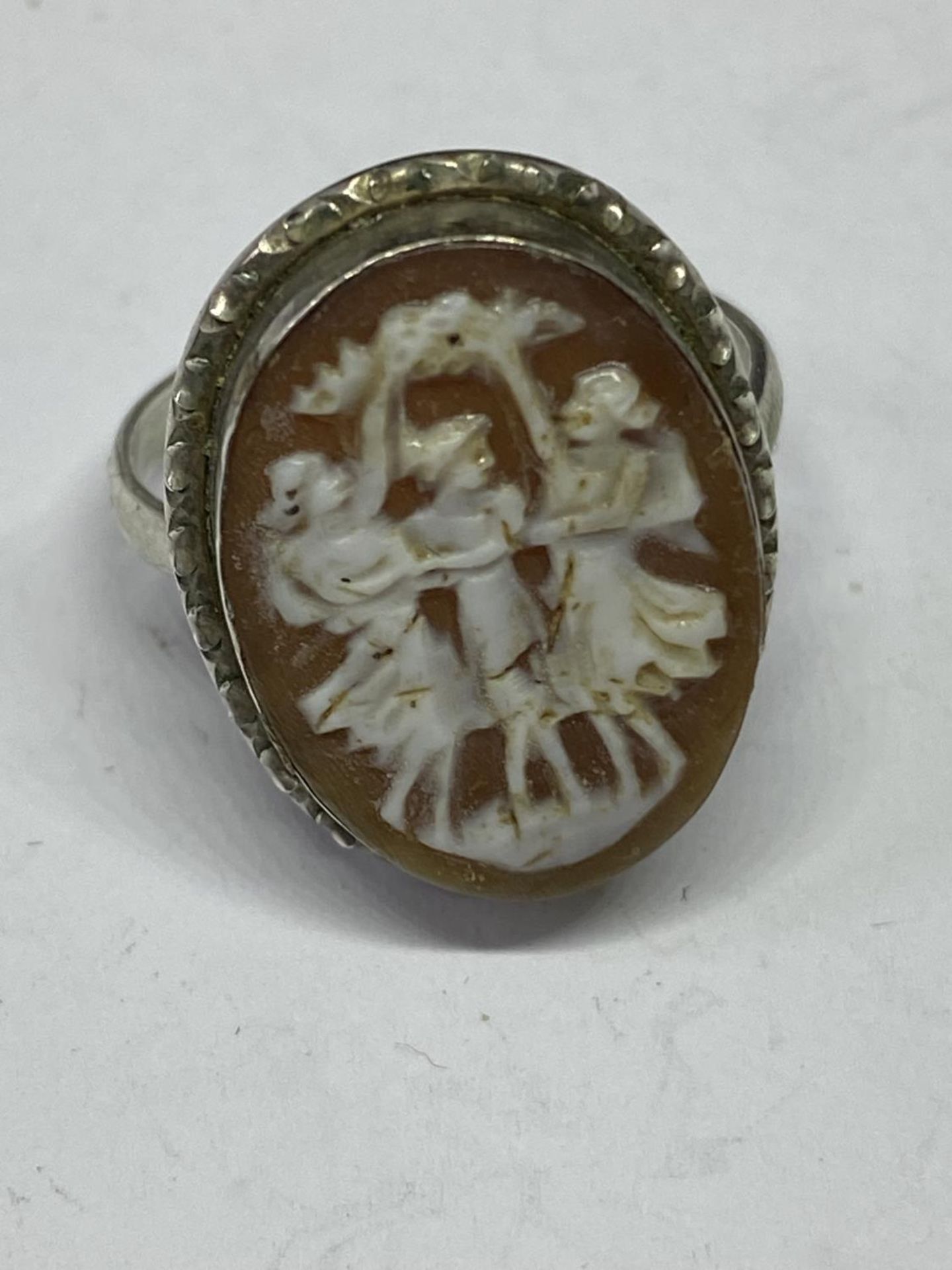 A SILVER RING WITH DANCING LADIES DESIGN IN JASPERWARE STYLE IN A PRESENTATION BOX