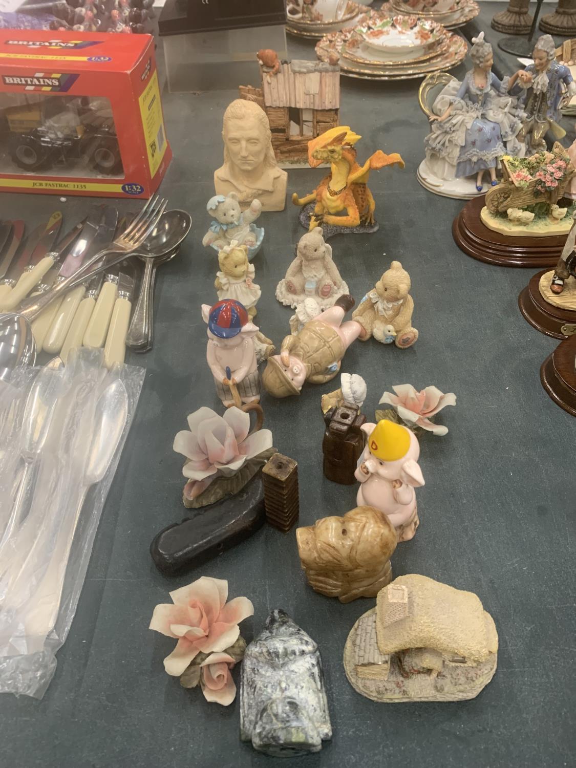 A COLLECTION OF SMALL ANIMAL FIGURES TO INCLUDE CHERISHED TEDDIES, A PETER FAGIN STYLE CAT AND DOG