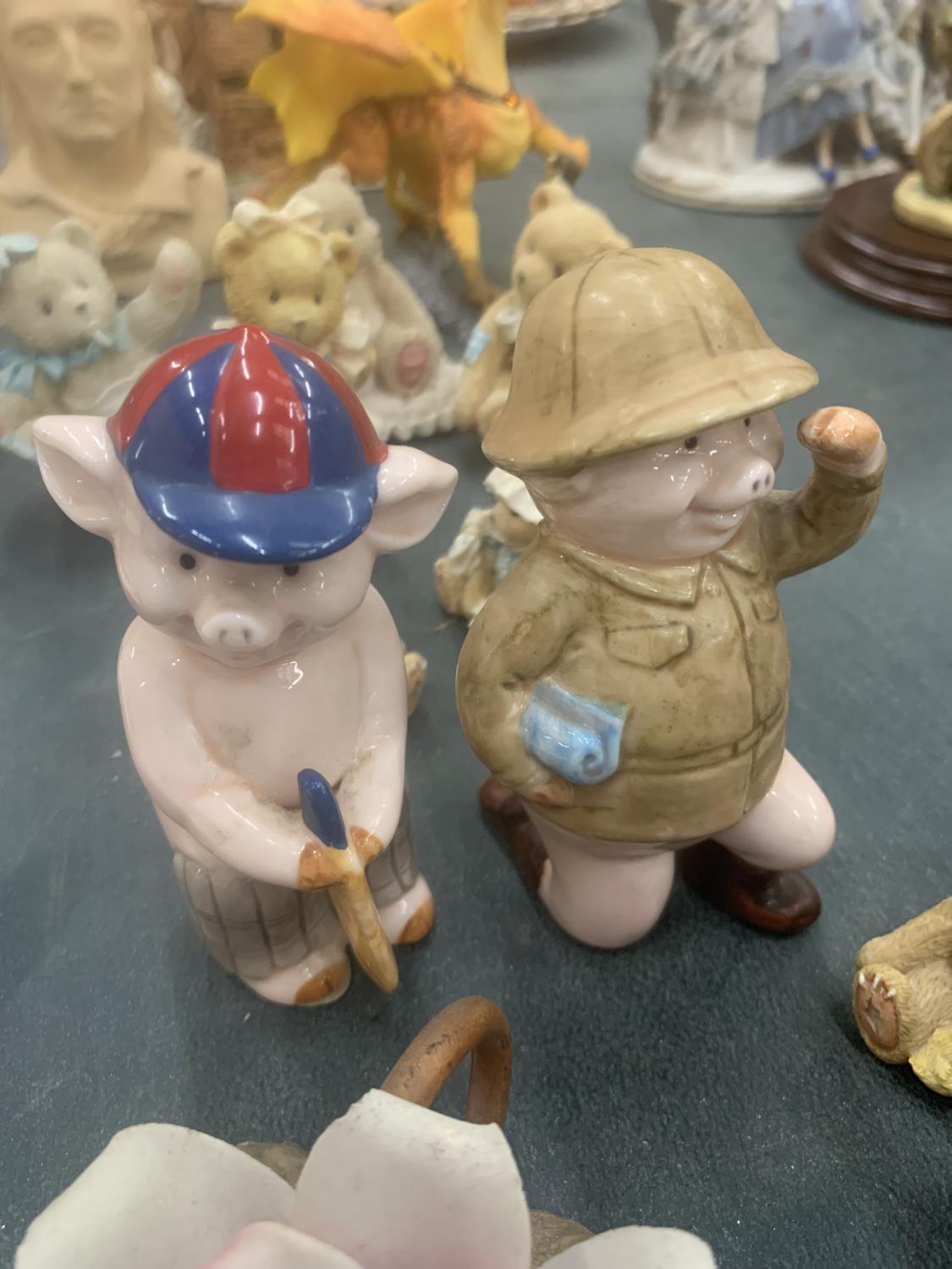 A COLLECTION OF SMALL ANIMAL FIGURES TO INCLUDE CHERISHED TEDDIES, A PETER FAGIN STYLE CAT AND DOG - Image 6 of 7