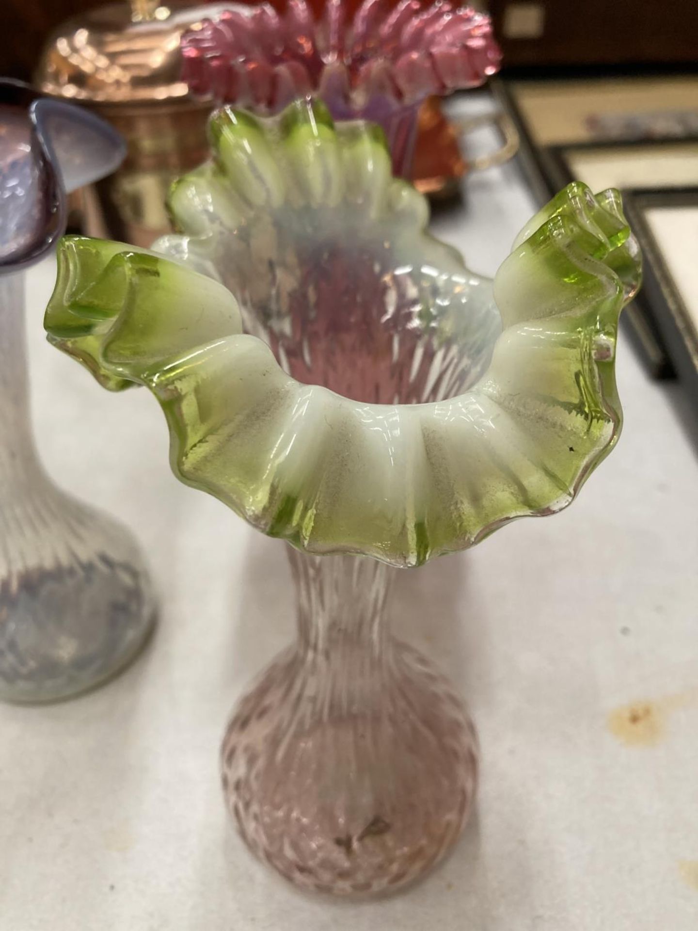 FOUR PIECES OF COLOURED ART GLASSWARE TO INCLUDE THREE VASES AND A HANDLED BASKET BOWL - Image 4 of 5