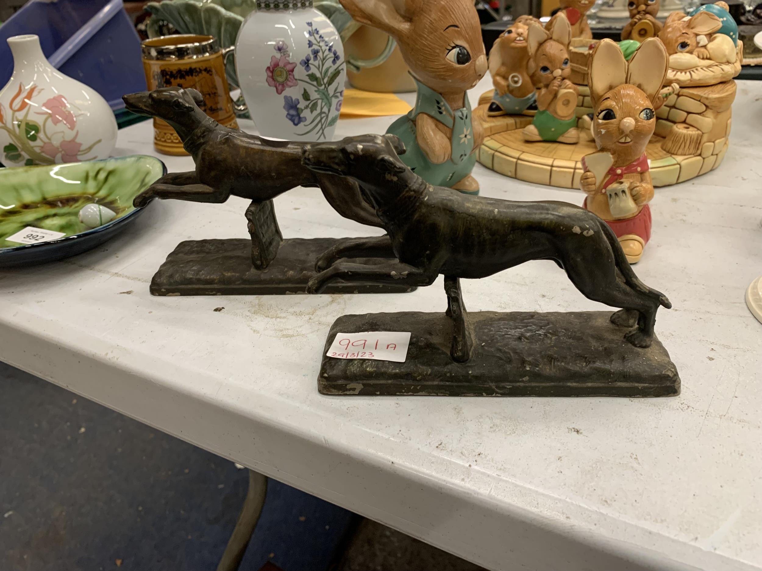 A PAIR OF VINTAGE METAL GREYHOUND FIGURES JUMPING HURDLES HEIGHT 12CM, LENGTH 17CM