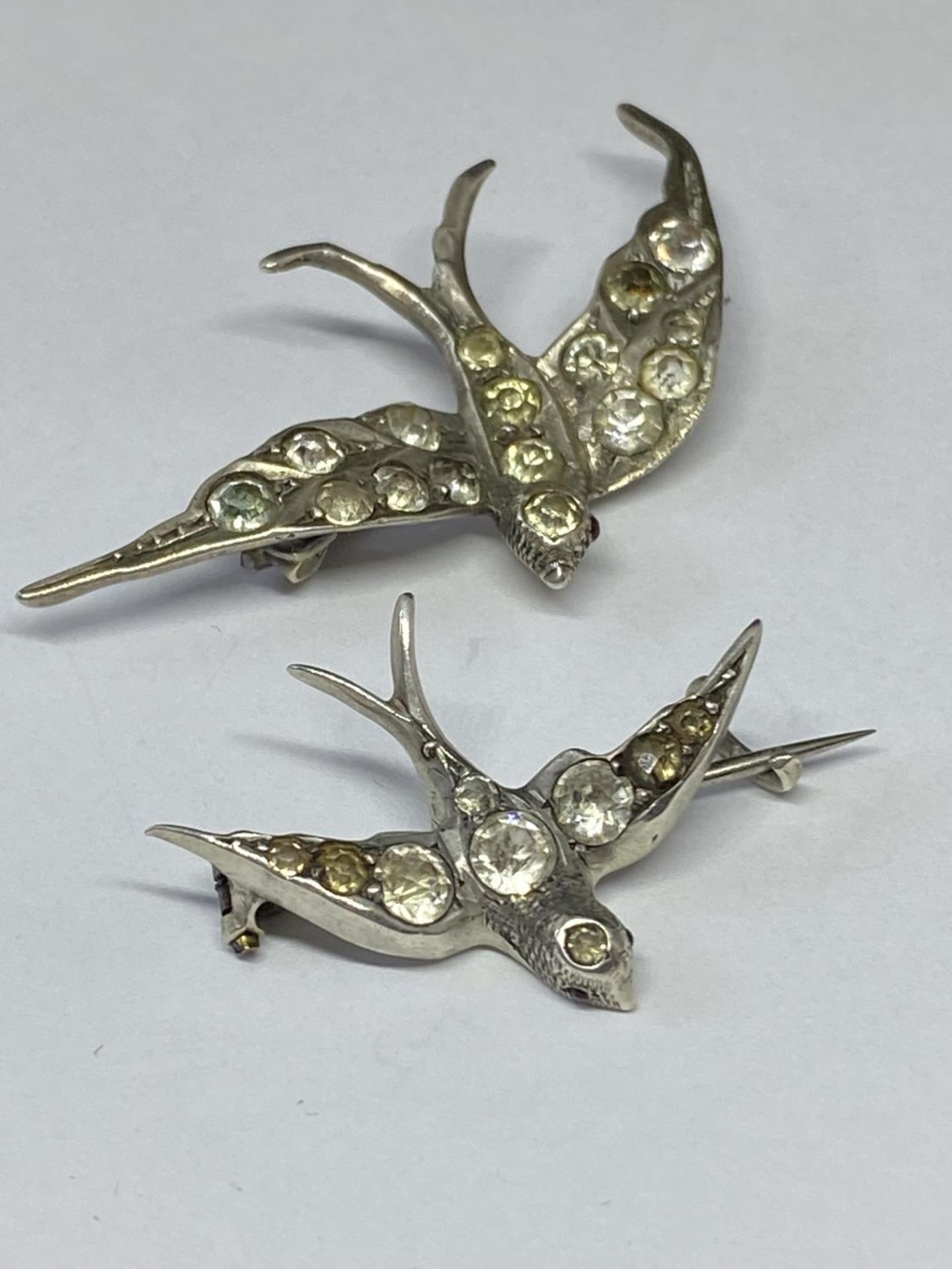 FIVE VARIOUS SILVER BROOCHES - Image 3 of 3