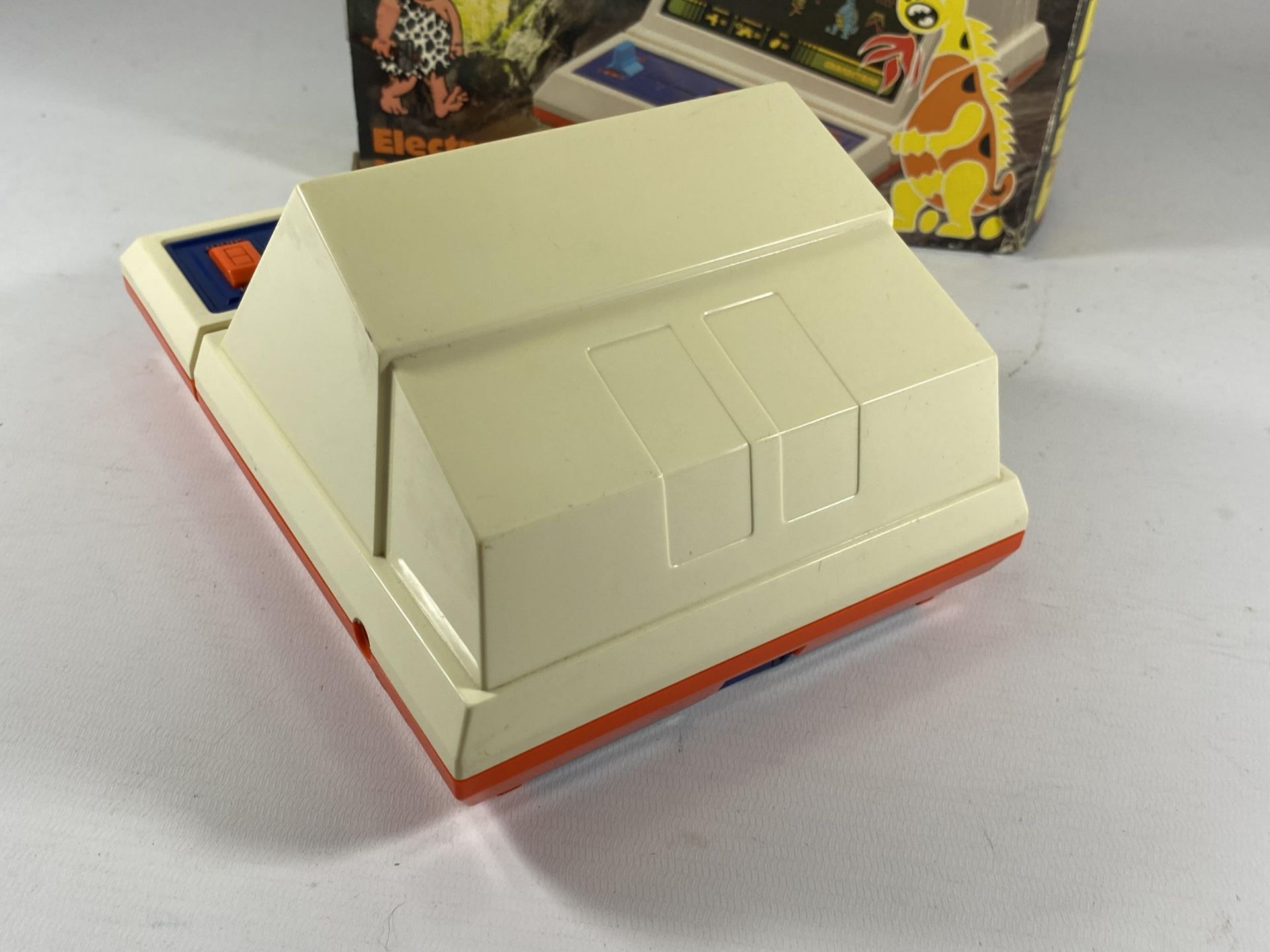 A RETRO BOXED GRANDSTAND CAVE MAN ELECTRONIC MINI ARCADE GAME - Image 3 of 3