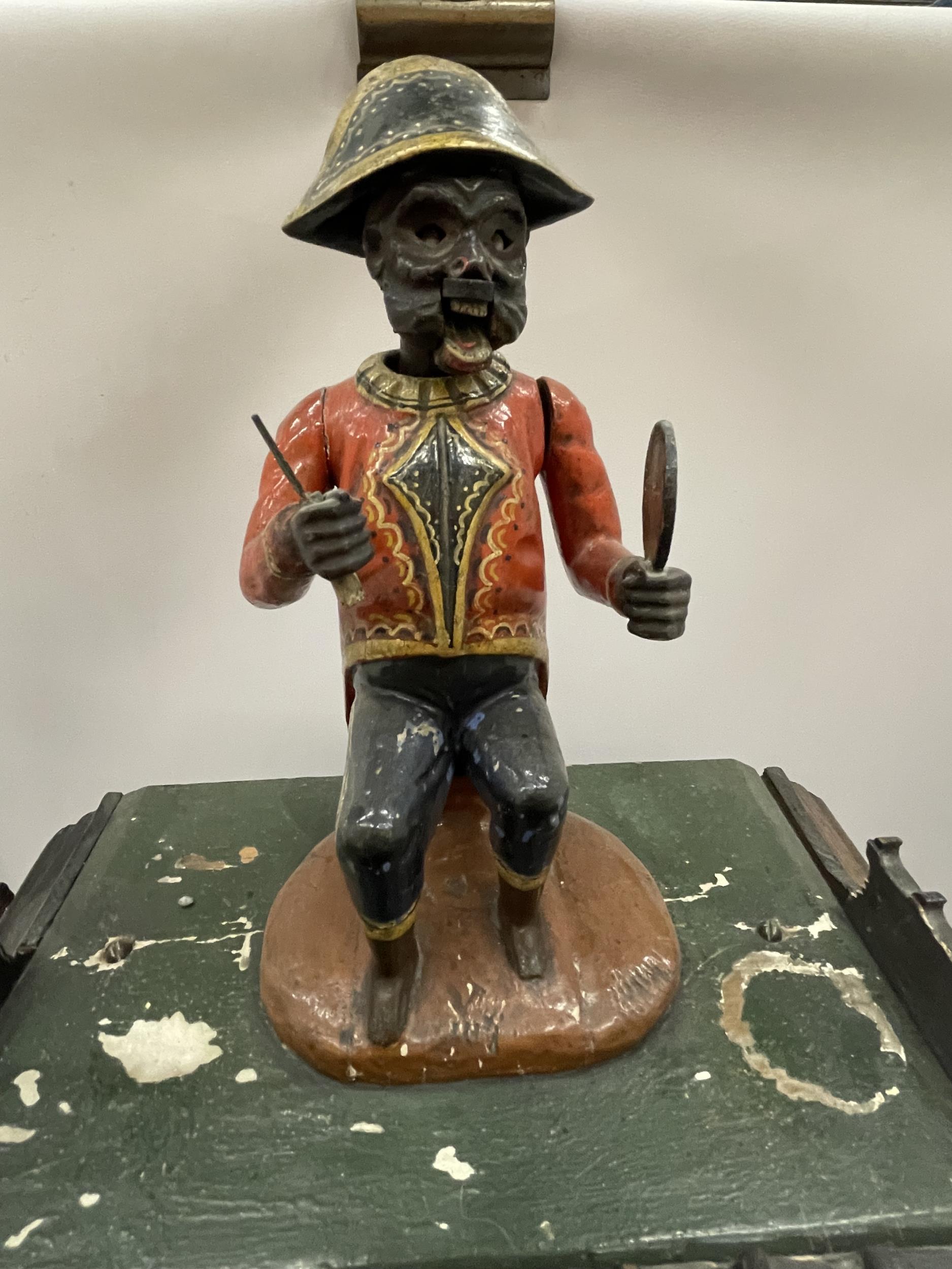 AN EARLY 20TH CENTURY NOVELTY AUTOMATION CARVED DARK OAK MANTLE CLOCK WITH NAPOLEONIC MONKEY - Image 2 of 8