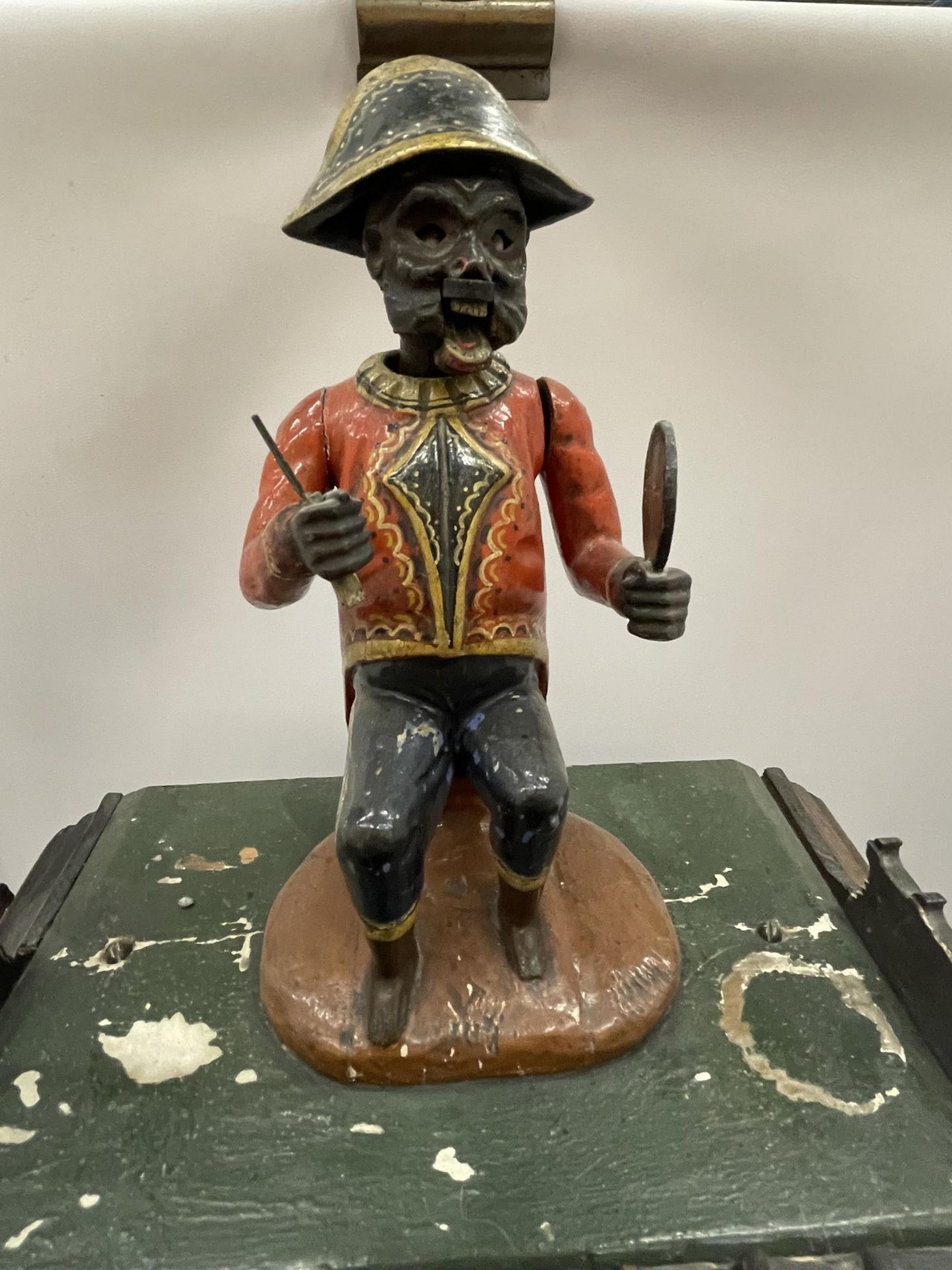 AN EARLY 20TH CENTURY NOVELTY AUTOMATION CARVED DARK OAK MANTLE CLOCK WITH NAPOLEONIC MONKEY - Image 2 of 8