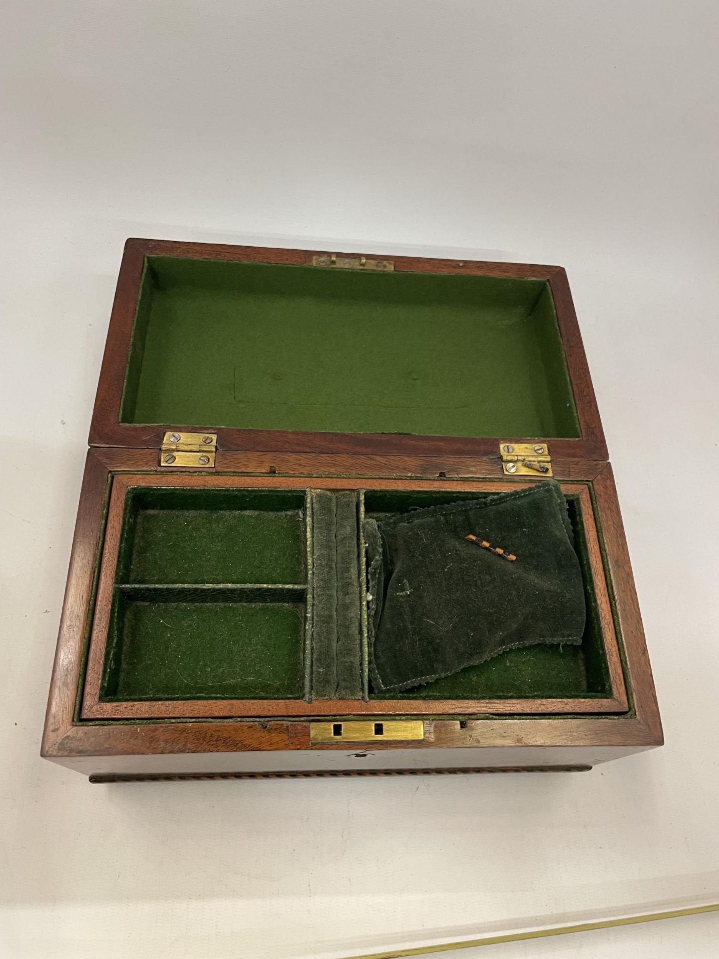 AN EDWARDIAN INLAID MAHOGANY JEWELLERY BOX WITH BRASS HANDLE AND INNER PULL OUT FELT LINED TRAY - Bild 3 aus 5