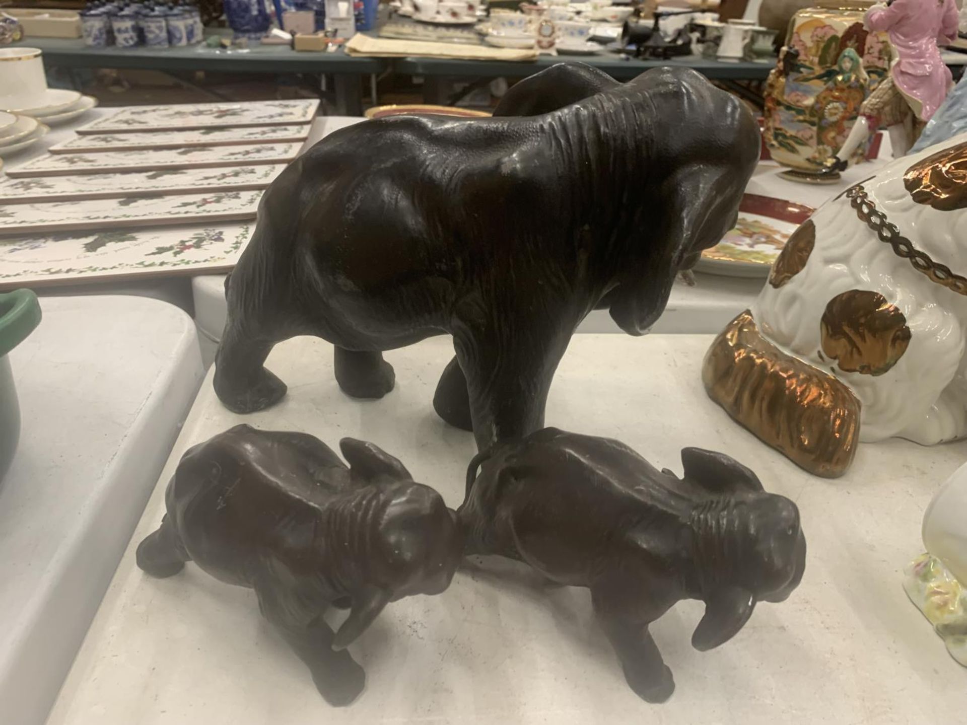 A SET OF THREE VINTAGE SPELTER/LEAD ELEPHANT MODELS, HEIGHT 19CM - Image 3 of 3