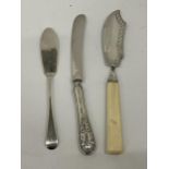 THREE HALLMARKED SILVER ITEMS - LONDON HALLMARKED FISH KNIFE, SILVER HANDLED BUTTER KNIFE AND SILVER