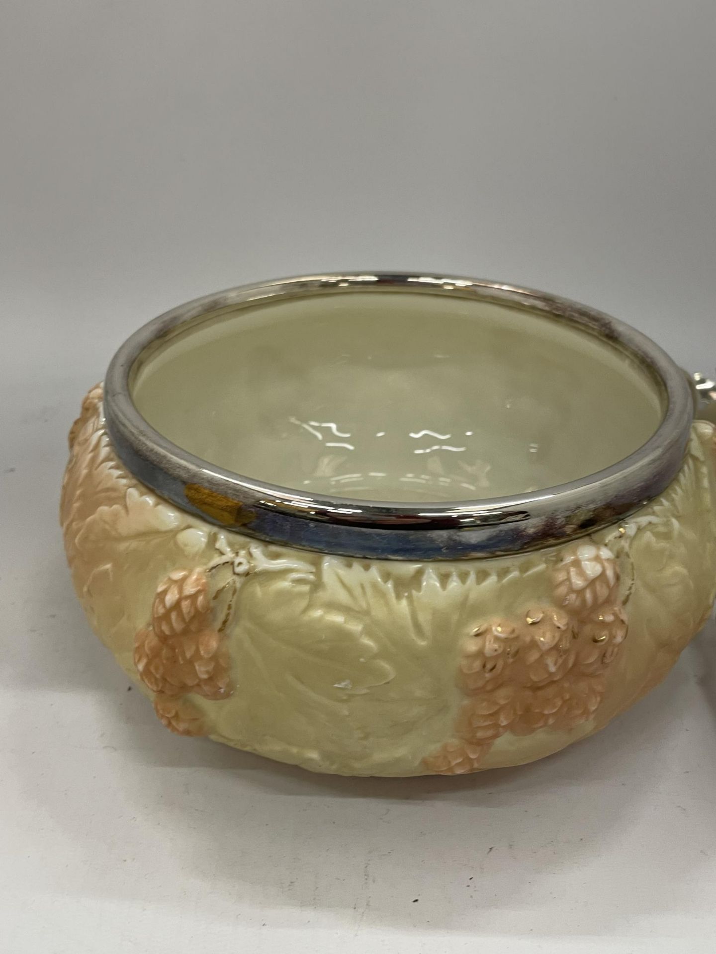 A VINTAGE BLUSH IVORY CERAMIC BOWL WITH SILVER PLATED RIM AND MATCHING SALAD SERVERS - Image 2 of 4