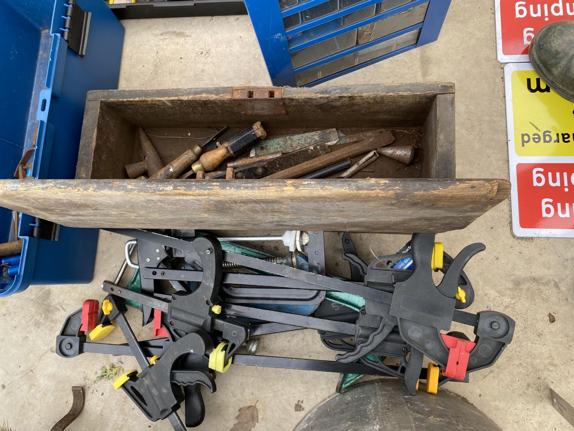 AN ASSORTMEN OF TOOLS TO INCLUDE CLAMPS, TIN SNIPS AND DRILL BITS ETC - Image 2 of 4