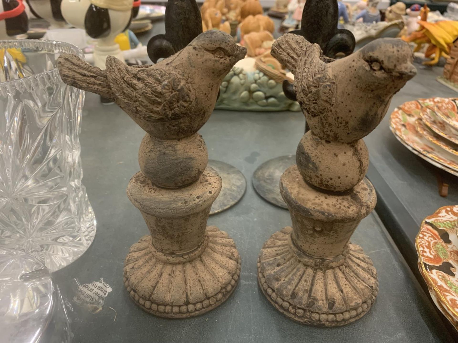 A PAIR OF METAL CANDLESTICKS WITH FLEUR-DU-LYS DECORATION AND A PAIR OF STONE BIRD FIGURES - Image 2 of 3