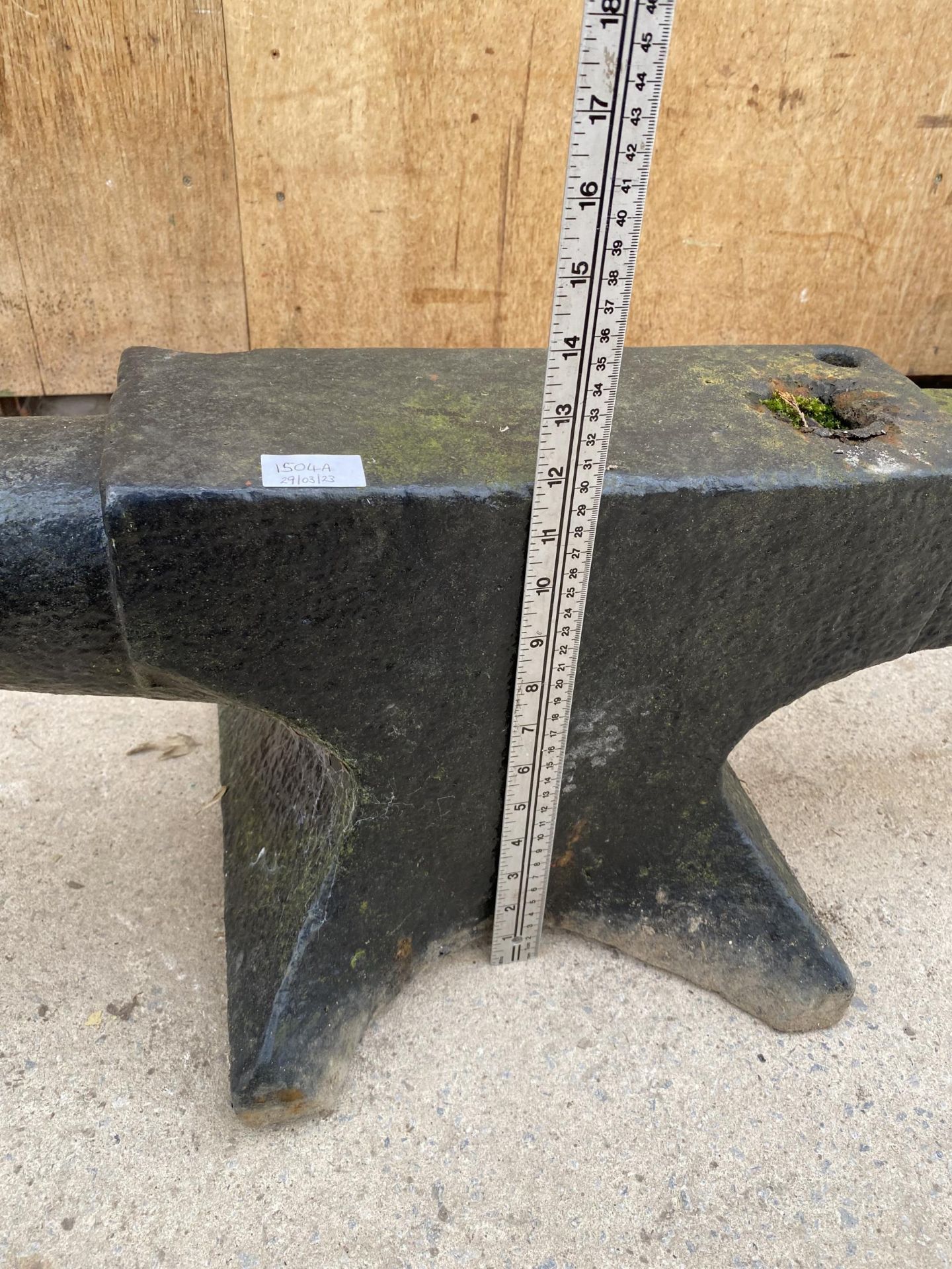 A VINTAGE CAST IRON BLACKSMITHS ANVIL (L:40" H:12") - Image 6 of 6