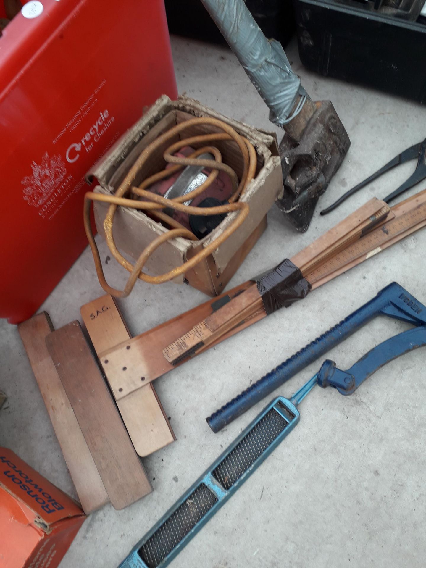 AN ASSORTMENT OF VINTAGE TOOLS TO INCLUDE AXE, SAWS, RULERS, ETC - Image 3 of 3