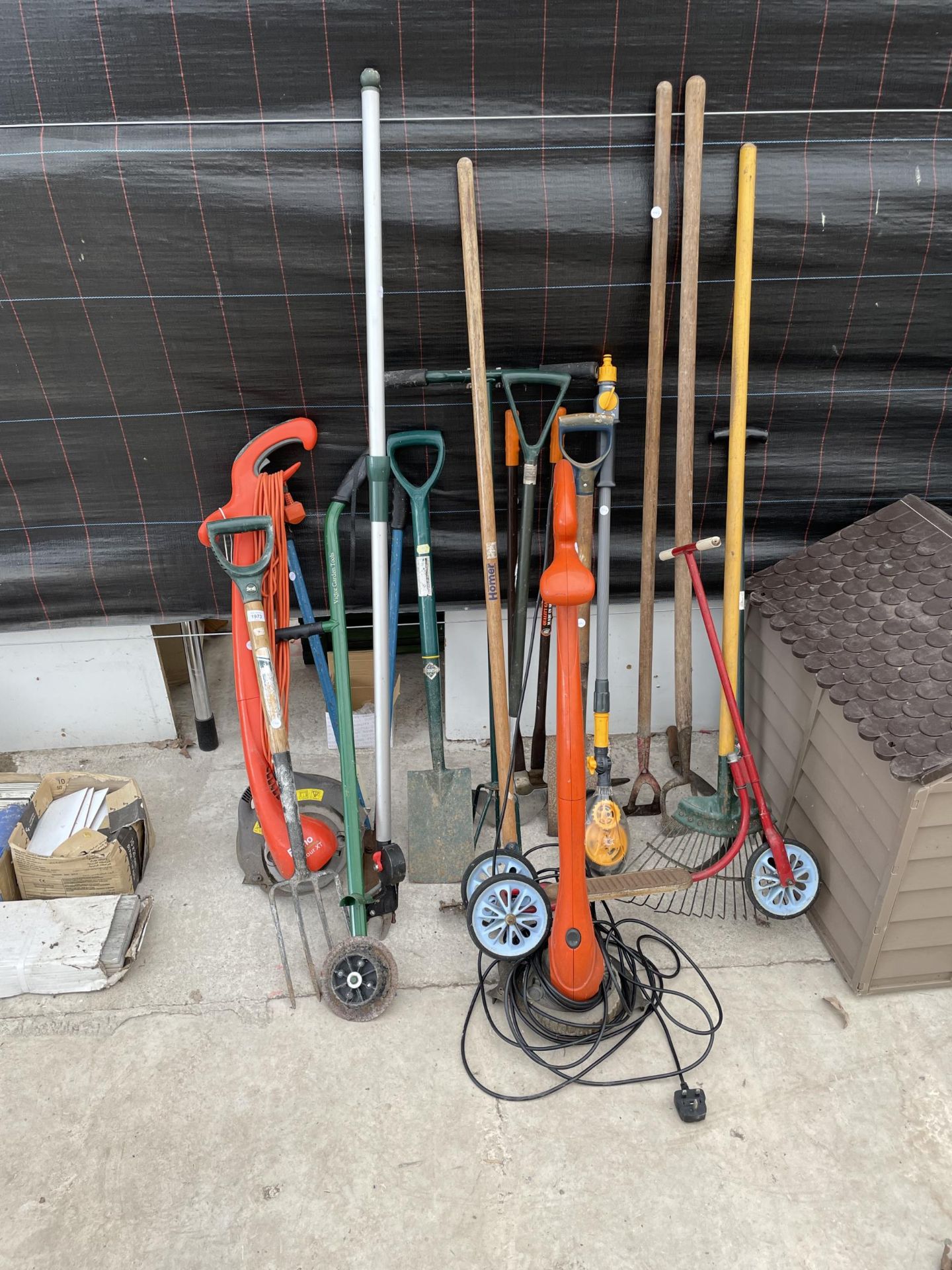 AN ASSORTMENT OF GARDEN TOOLS TO INCLUDE A FLYMO STRIMMER, SPADE, ETC