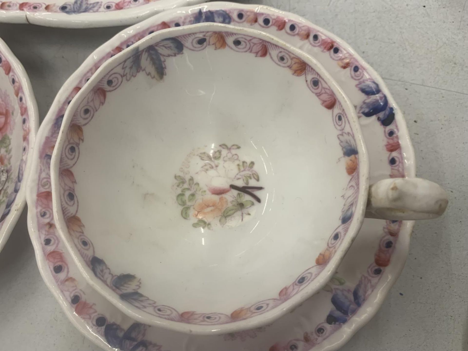 A QUANTITY OF LATE 18TH, EARLY 19TH CENTURY TEAWARE TO INCLUDE A LIDDED SUCRE BOWL, CAKE PLATES, - Image 3 of 5