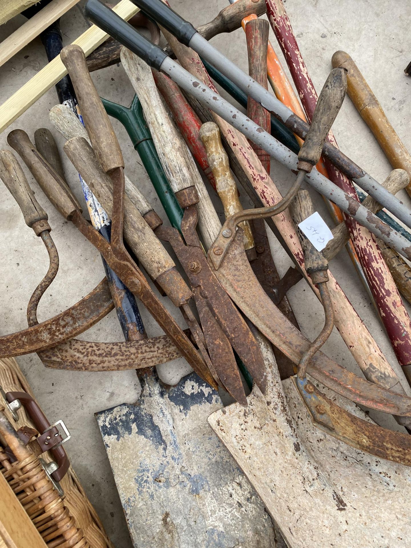 A LARGE ASSORTMENT OF GARDEN TOOLS TO INCLUDE SYTHES AND SHEARS ETC - Image 2 of 3