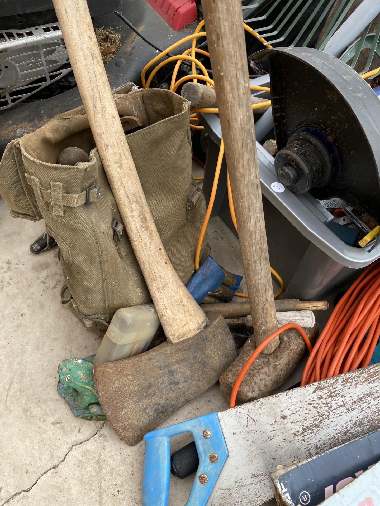 AN ASSORTMENT OF TOOLS TO INCLUDE AN AXE, A SLEDGE HAMMER AND GARDEN TOOLS ETC - Image 4 of 6