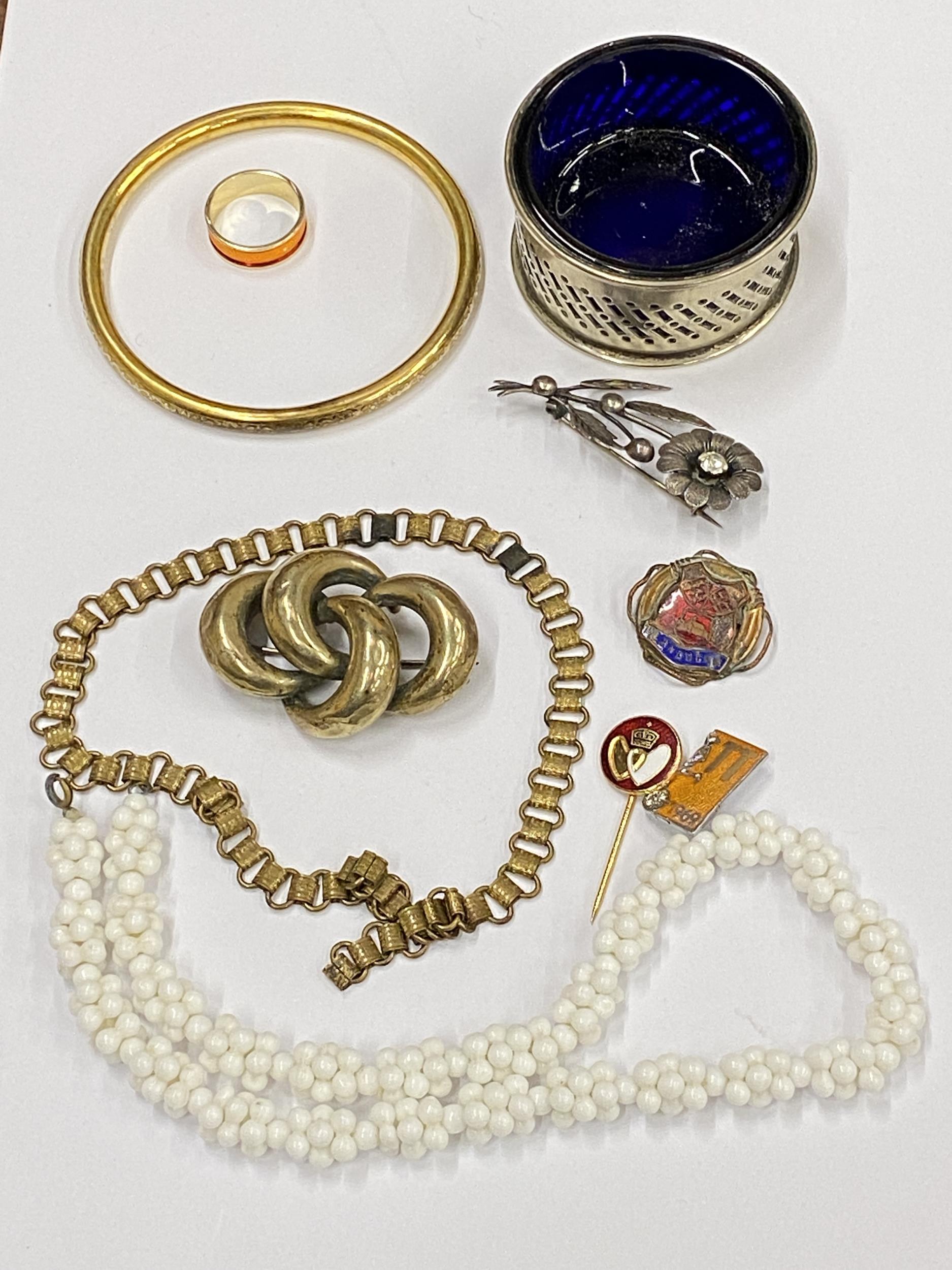 A MIXED LOT OF VINTAGE COSTUME JEWELLERY TO INCLUDE ROLLED GOLD BANGLE, ENAMEL TT BADGE, WHITE METAL