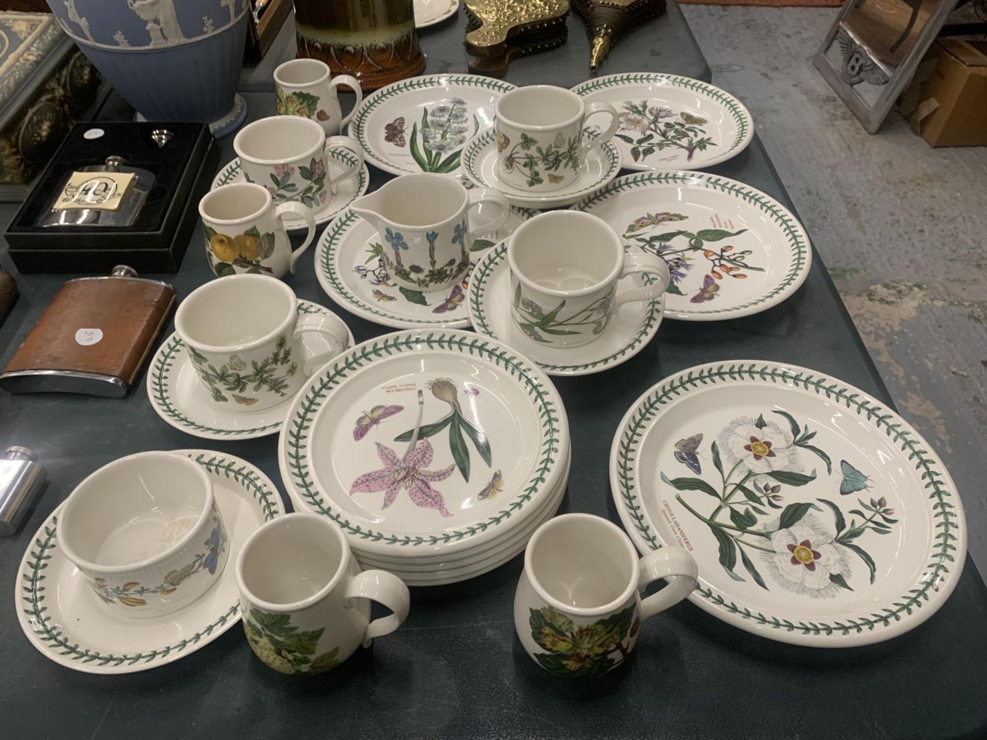 A LARGE QUANTITY OF PORTMEIRION 'BOTANIC GARDEN' AND 'POMONA' DINNERWARE TO INCLUDE PLATES, CUPS,