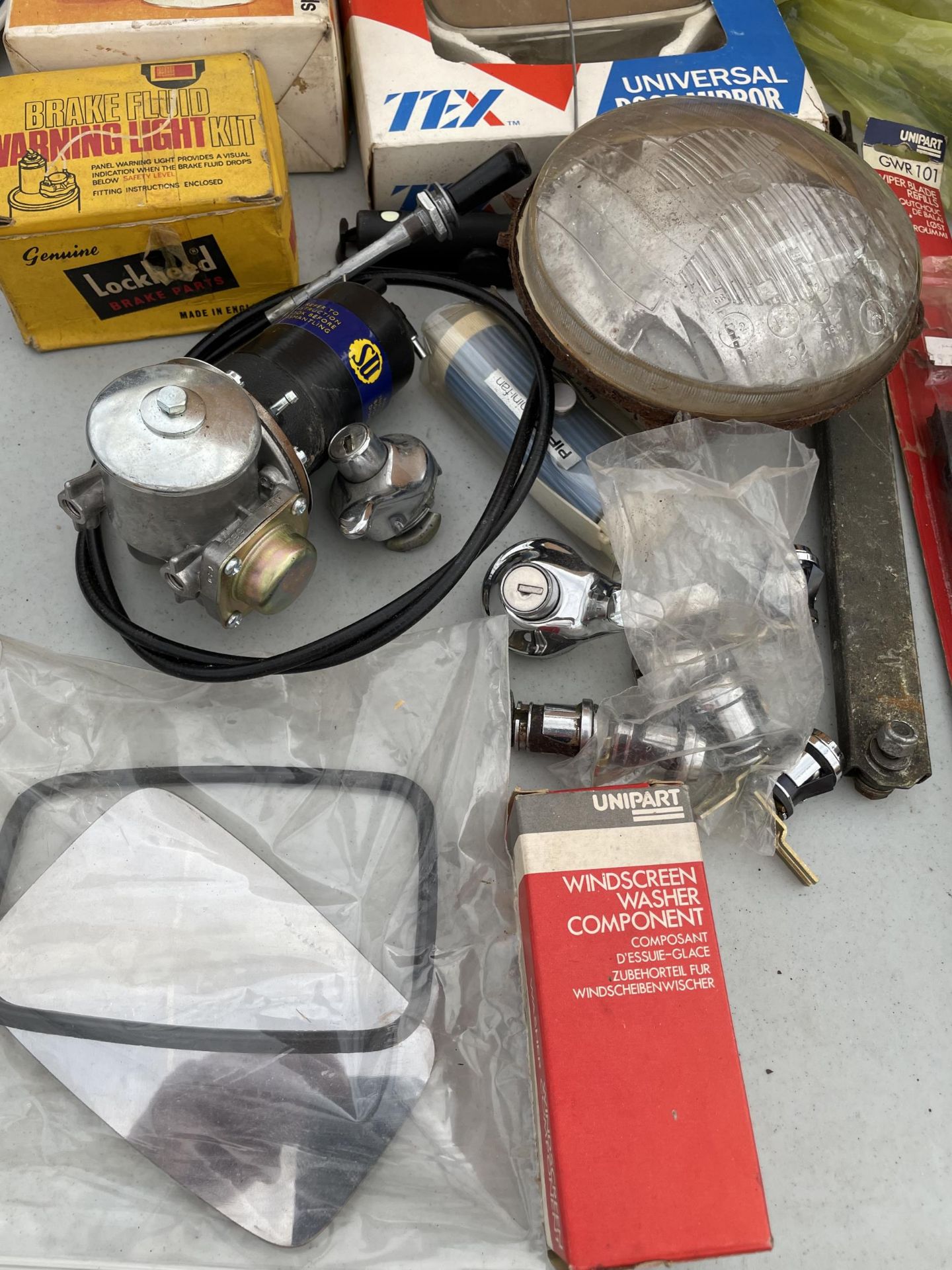 A COLLECTION OF VINTAGE AUTOMOBILE PARTS TO INCLUDE SPARK PLUGS, BRAKE PADS, ETC - Image 3 of 3