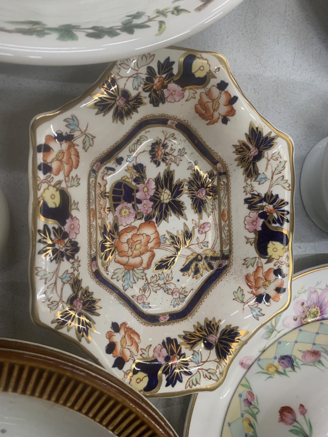 A LARGE QUANTITY OF CERAMICS AND CHINA TO INCLUDE ROYAL DOULTON 'PASSION FLOWER' CUPS AND SAUCERS, - Image 7 of 9