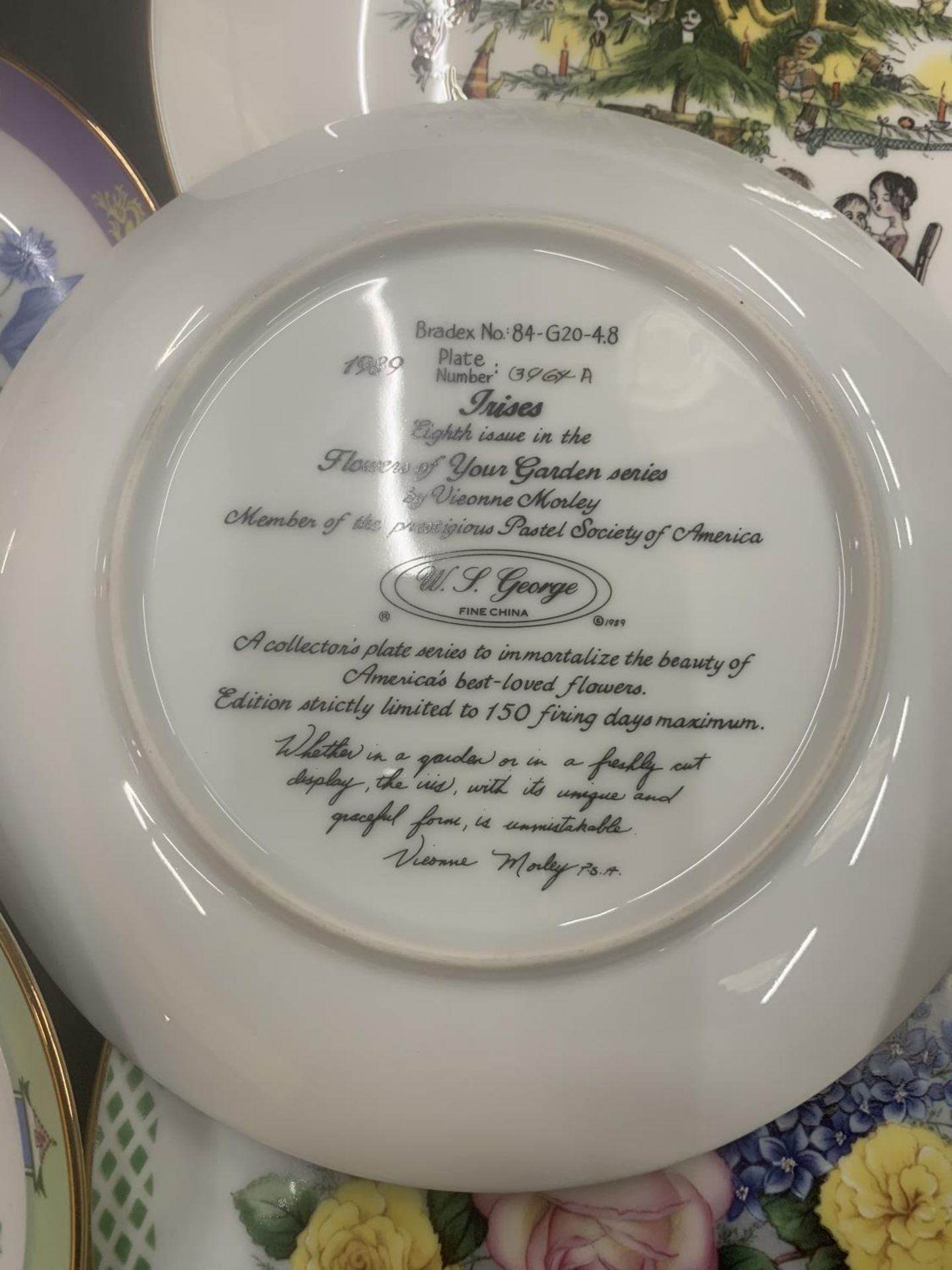 A COLLECTION OF CABINET PLATES TO INCLUDE DANBURY MINT 'BOUQUETS OF THE WORLD' - 10 IN TOTAL - Image 5 of 7