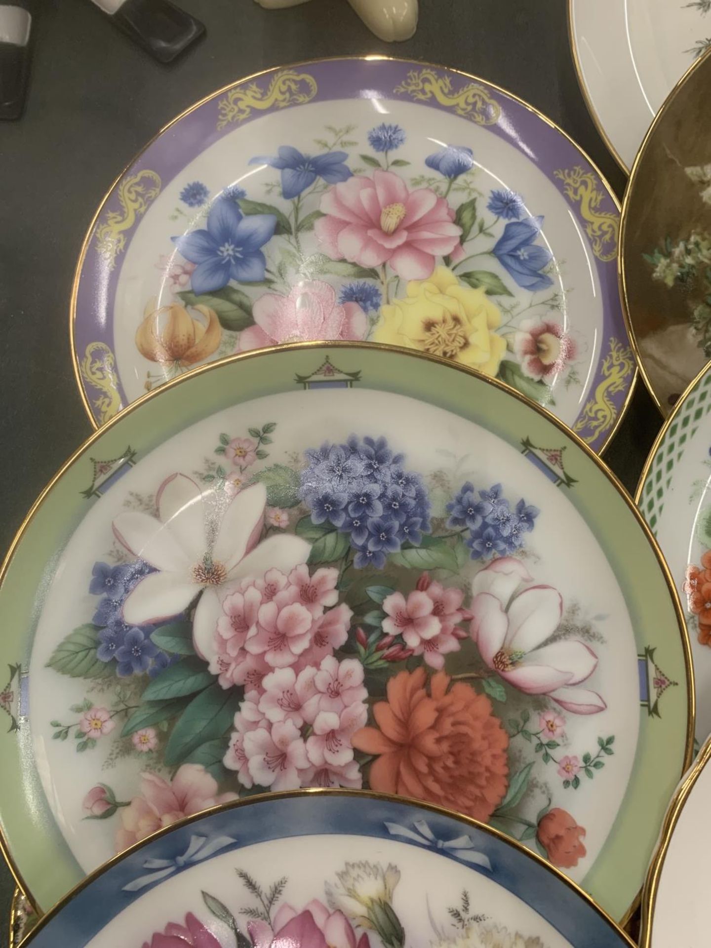 A COLLECTION OF CABINET PLATES TO INCLUDE DANBURY MINT 'BOUQUETS OF THE WORLD' - 10 IN TOTAL - Image 2 of 7