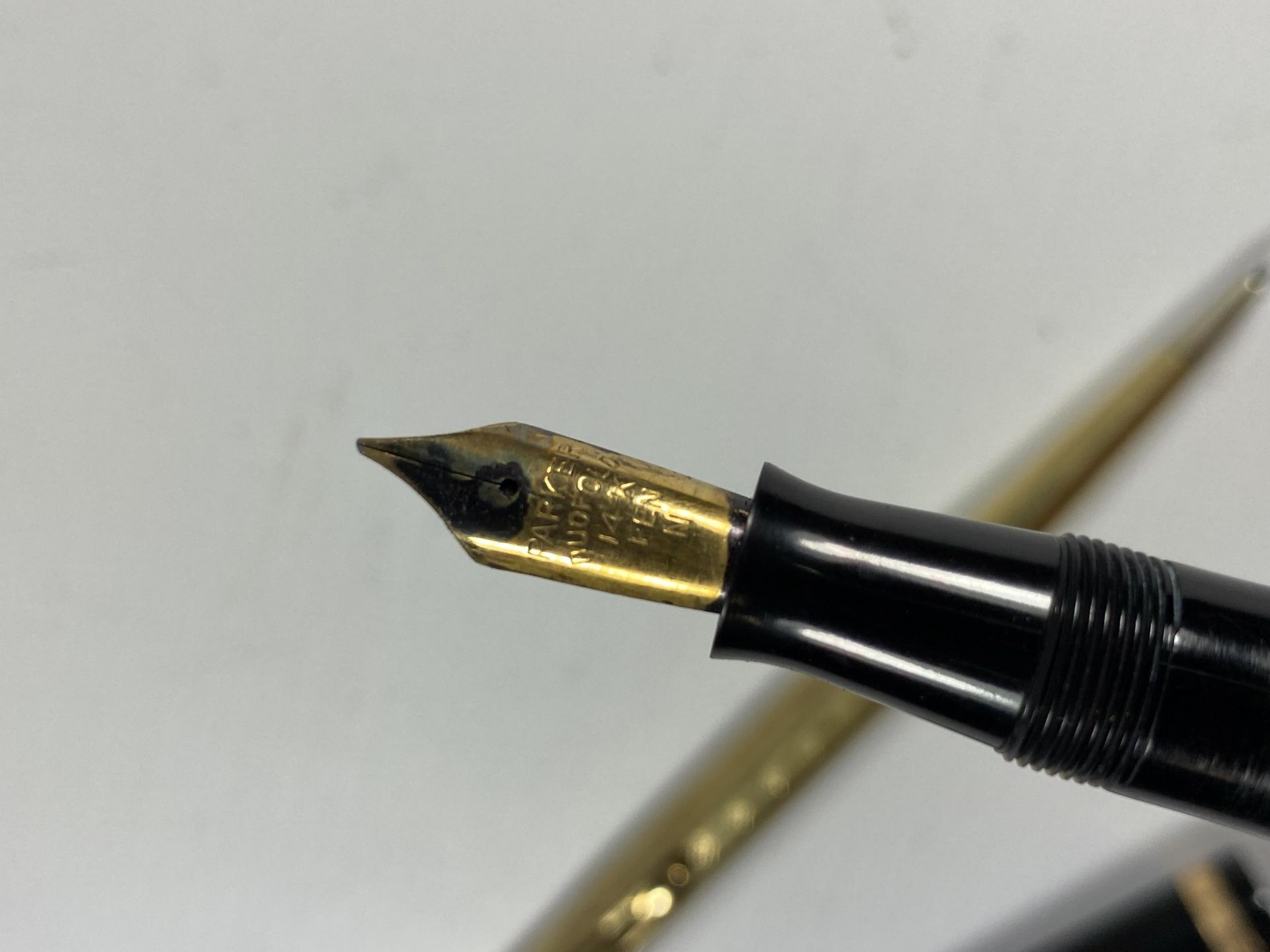 A 14CT GOLD NIB PARKER FOUNTAIN PEN AND FURTHER ROLLED GOLD PENCIL - Image 2 of 2
