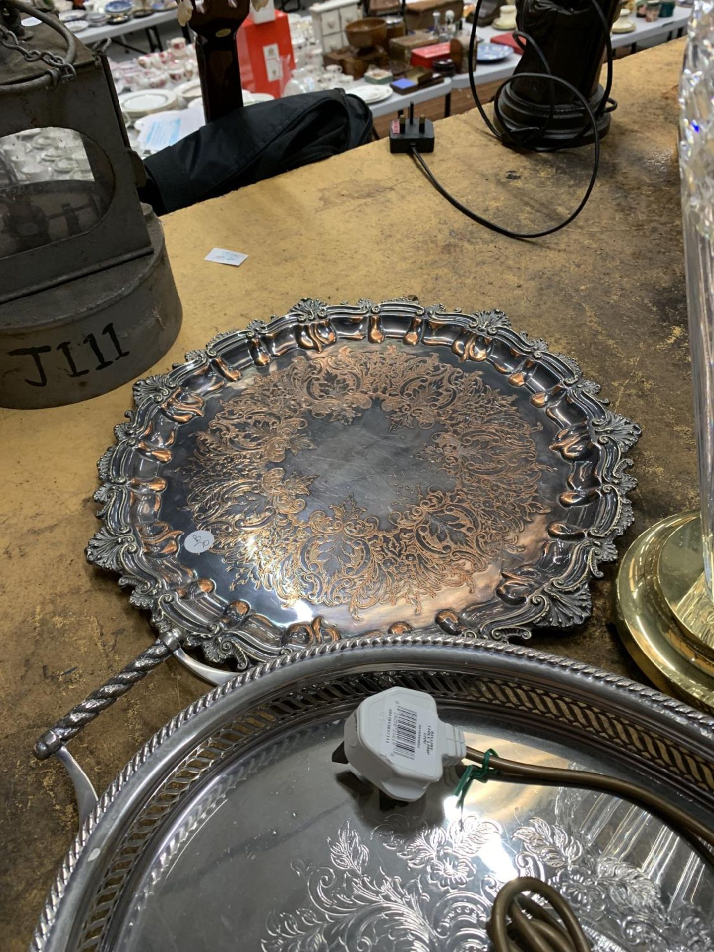 A LARGE CRYSTAL LAMP BASE TOGETHER WITH A BRASS LAMP BASE AND TWO SILVER PLATE TRAYS - Image 4 of 4