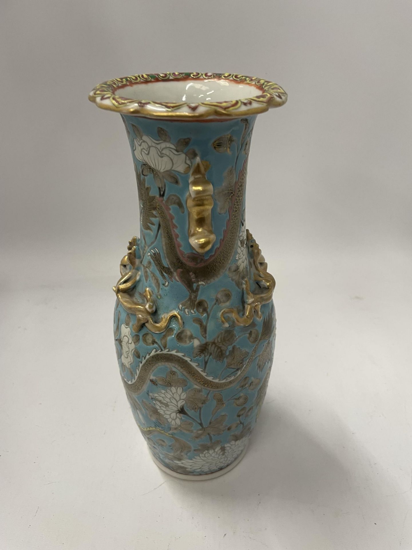 AN EARLY 20TH CENTURY CHINESE CANTON BLUE ENAMEL DRAGON VASE, UNMARKED TO BASE - Bild 2 aus 4