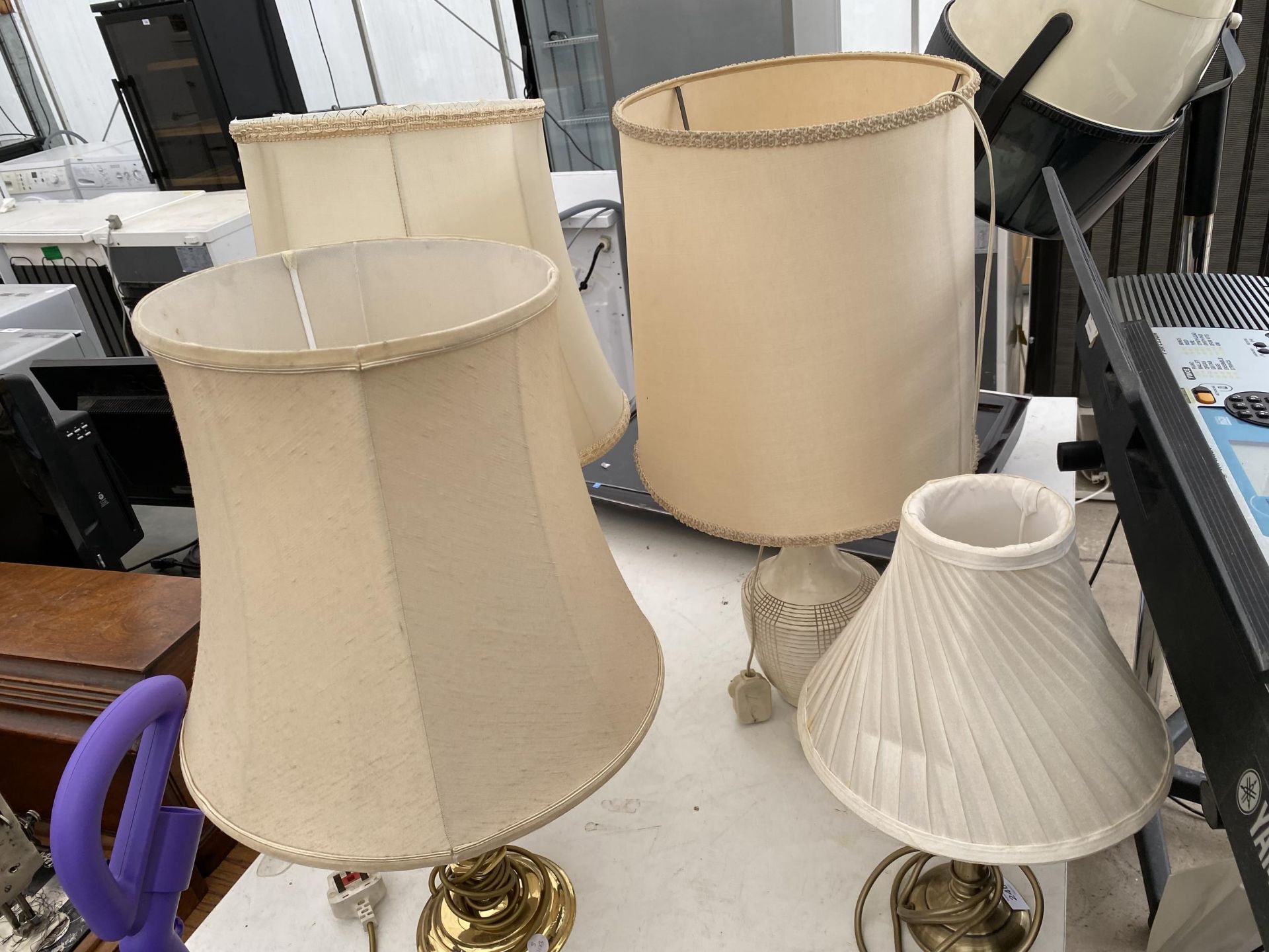 AN ASSORTMENT OF TABLE LAMPS WITH SHADES - Image 3 of 3