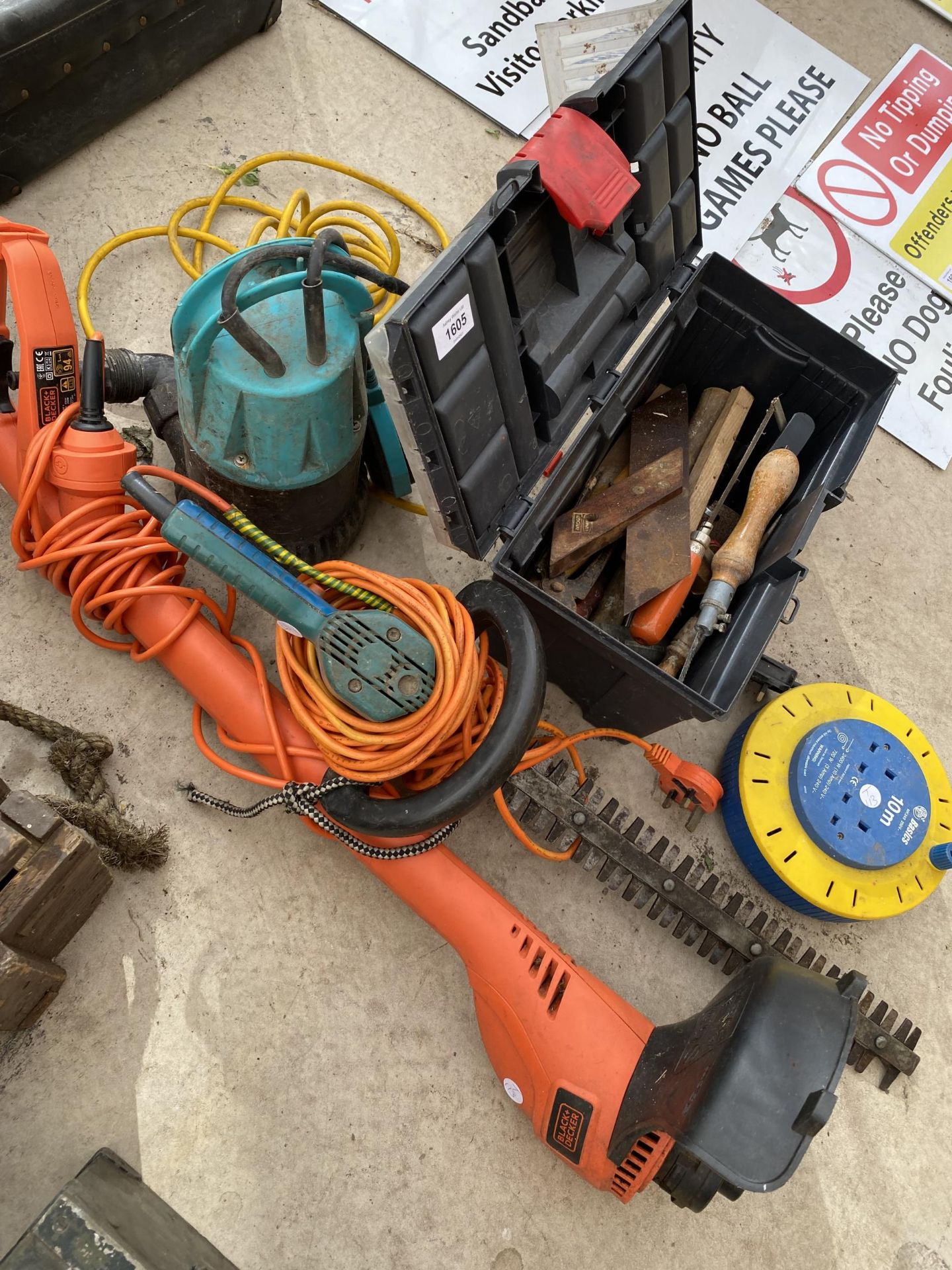AN ASSORTMENT OF TOOLS TO INCLUDE SAWS, AN ELECTRIC HEDGE TRIMMER AND A GRASS STRIMMER ETC - Image 2 of 2