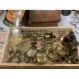 A LARGE QUANATITY OF BRASS ITEMS TO INCLUDE A MINIATURE ANVIL, TOBY JUGS, SHOES, SPOONS, A LETTER